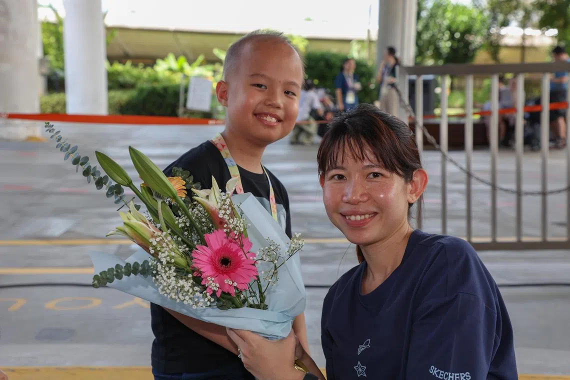 策划活动的杜克—国大医学院学生们，贴心地在活动上准备花束，让孩子们献给妈妈。（陈心媛摄）