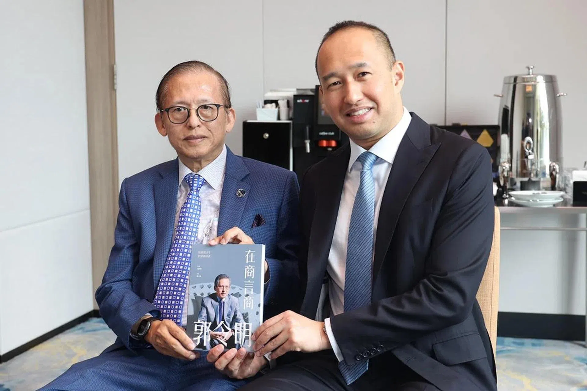 郭令明（左）与郭益智（右）父子俩去年9月在前者中文版传记《在商言商：郭令明》发布会后合影。（联合早报）
