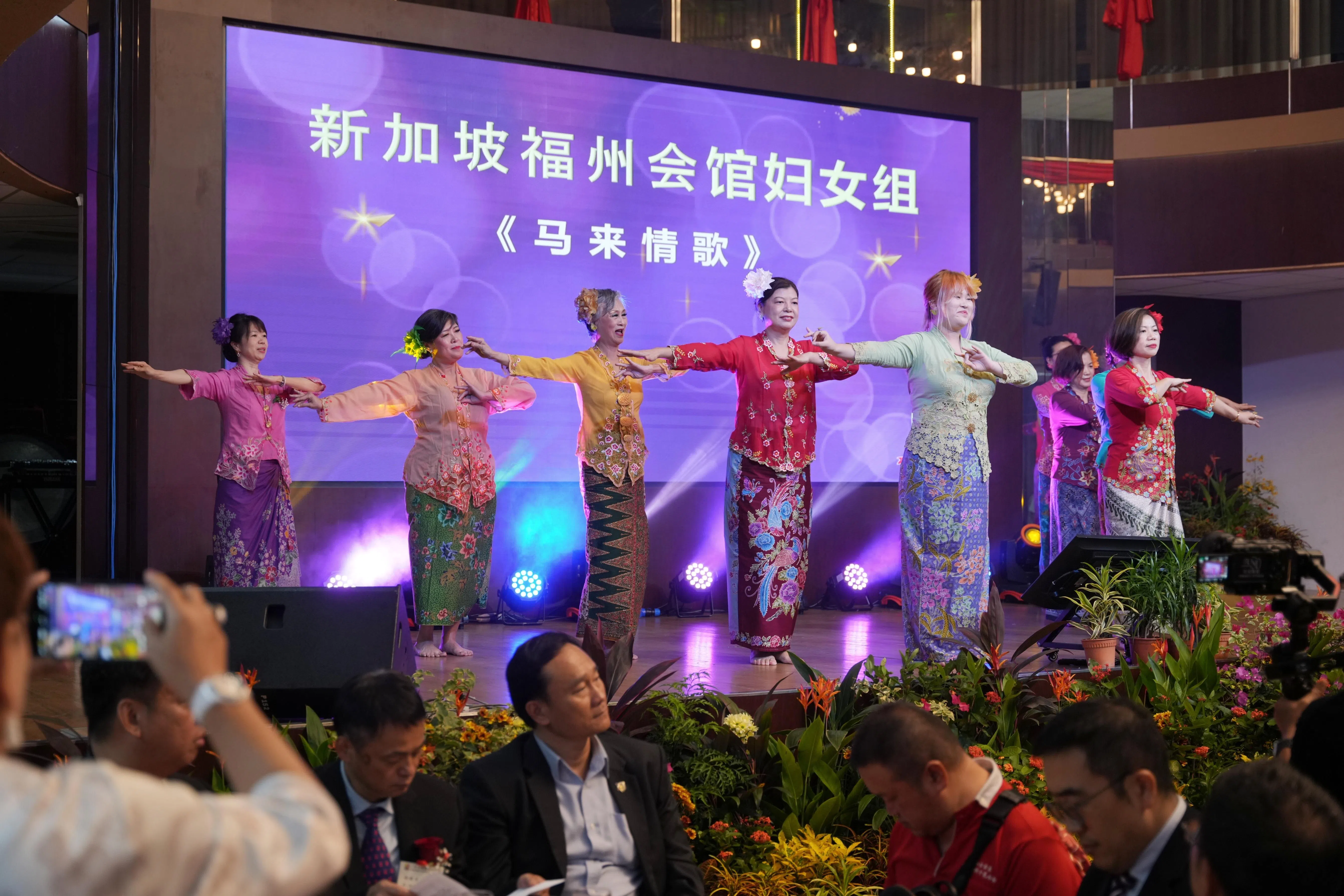 福州会馆妇女组成员身穿娘惹装，在庆典晚宴上以福州话演绎马来情歌，展现本地多元文化交融的独特魅力。（谢智扬摄）