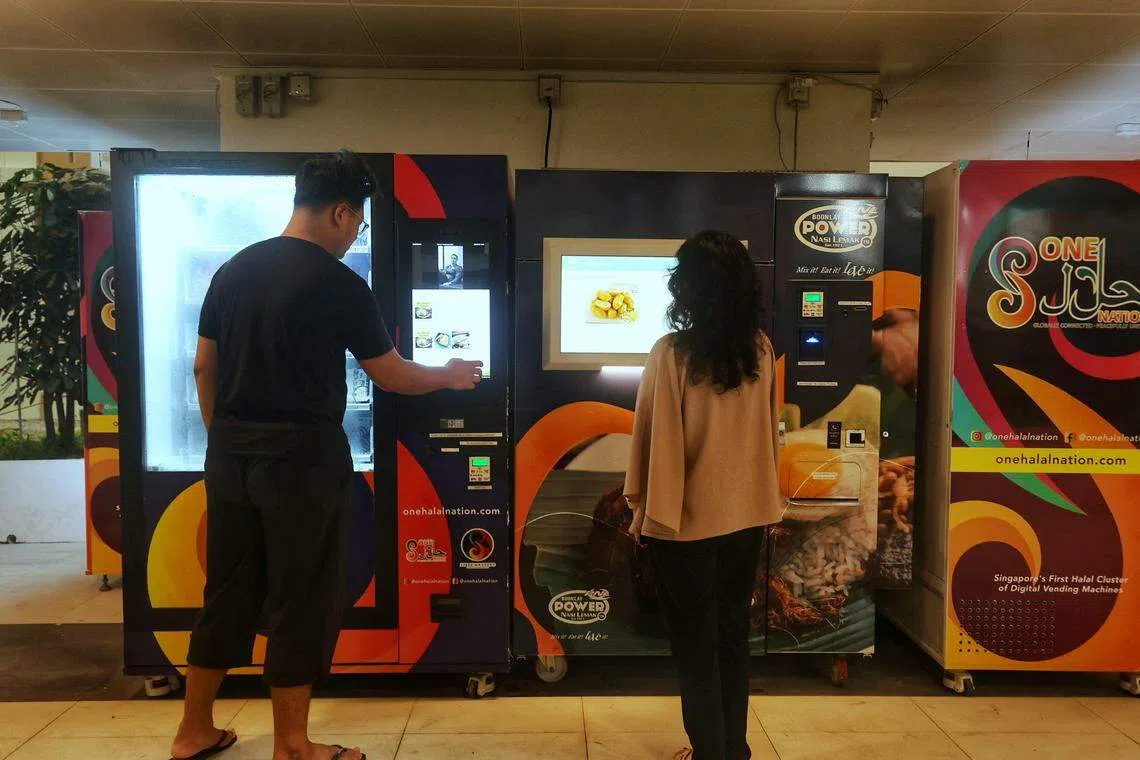 为了全天候为居民提供更多餐饮选择，包括热食，建屋局在组屋底层安装了几台饮料和食品自动贩卖机。（萧紫薇摄）