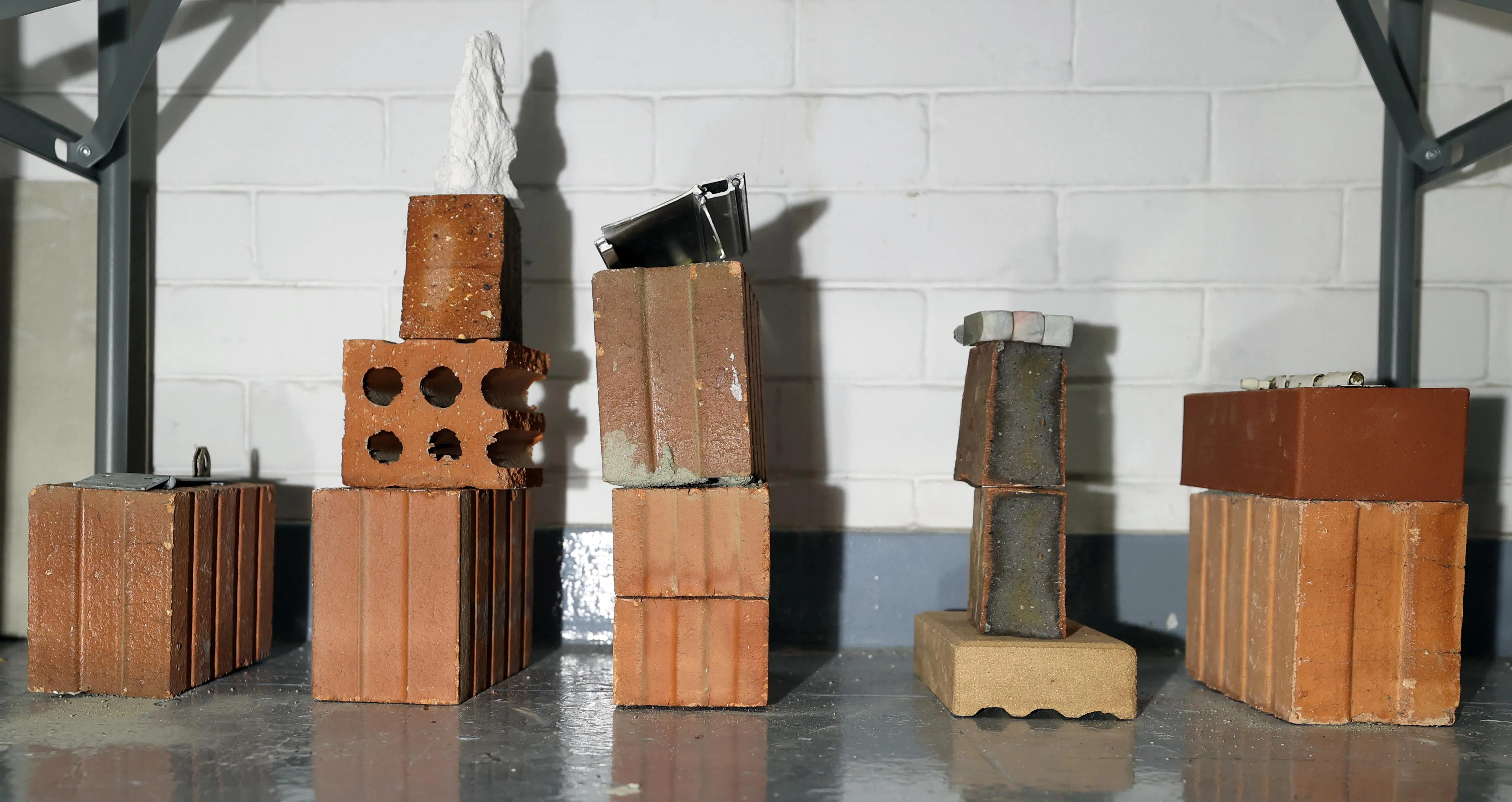 吴锦宏砂纸画的创作工具——砖块。（萧紫薇摄）