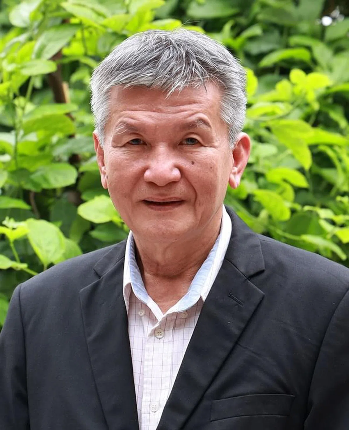 包公庙总务陈玉成说，包公庙有节庆活动时会通过WhatsApp主动联系善信。（唐家鸿摄）