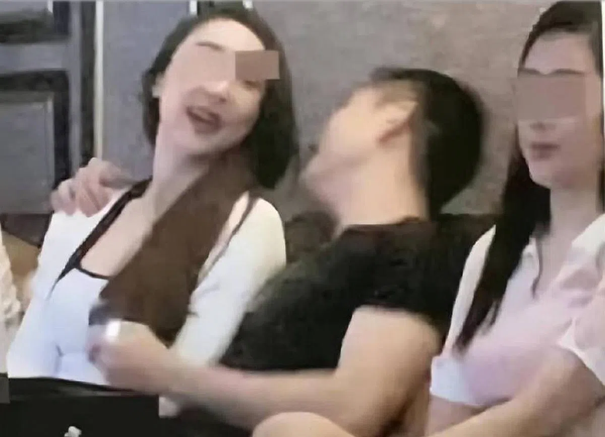 许雅钧（中）被爆与美女有亲密互动。（视频截图）