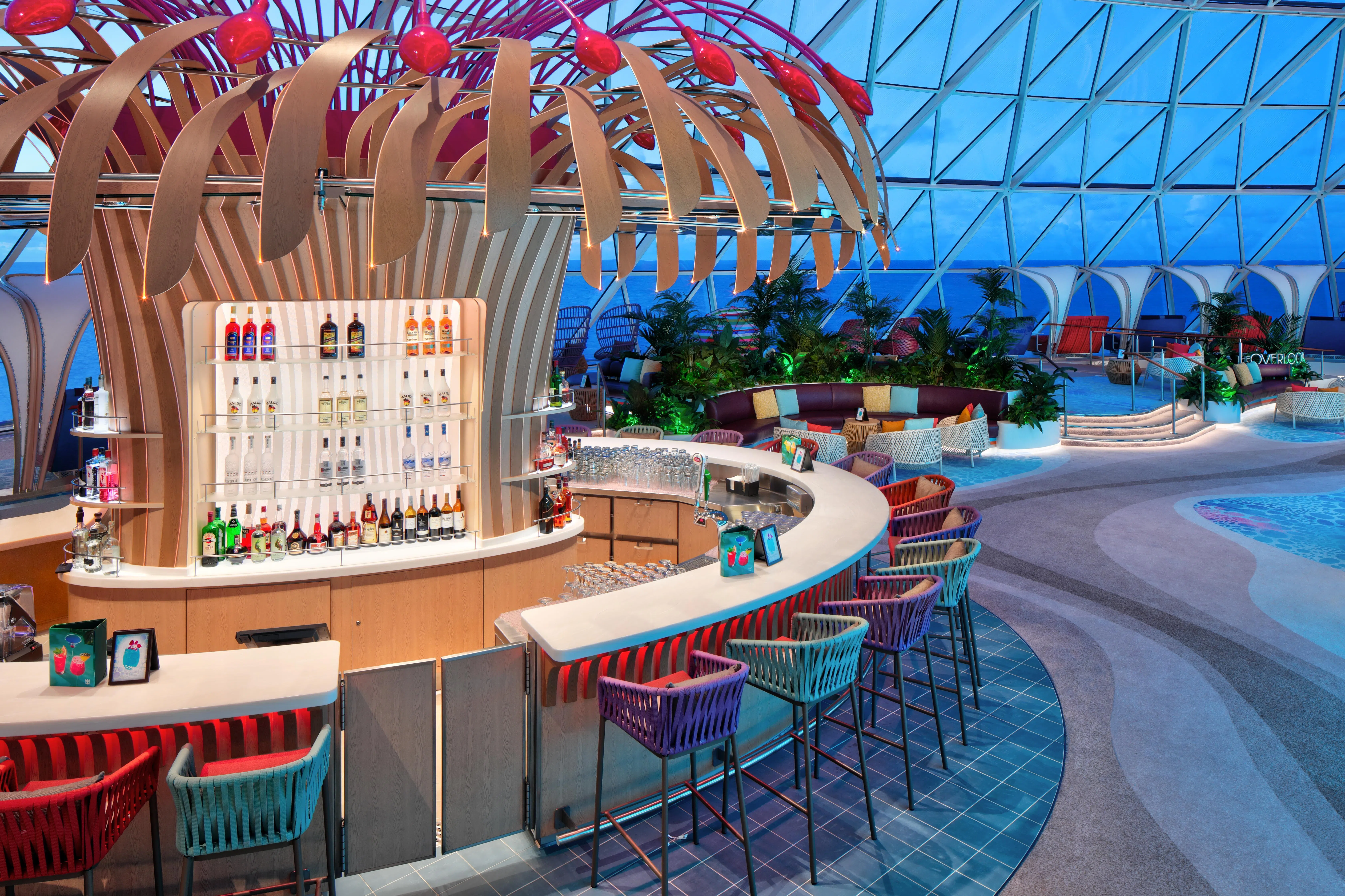 水穹顶的吧台就在穹幕之下，夜晚更添迷人的氛围。（皇家加勒比游轮公司）