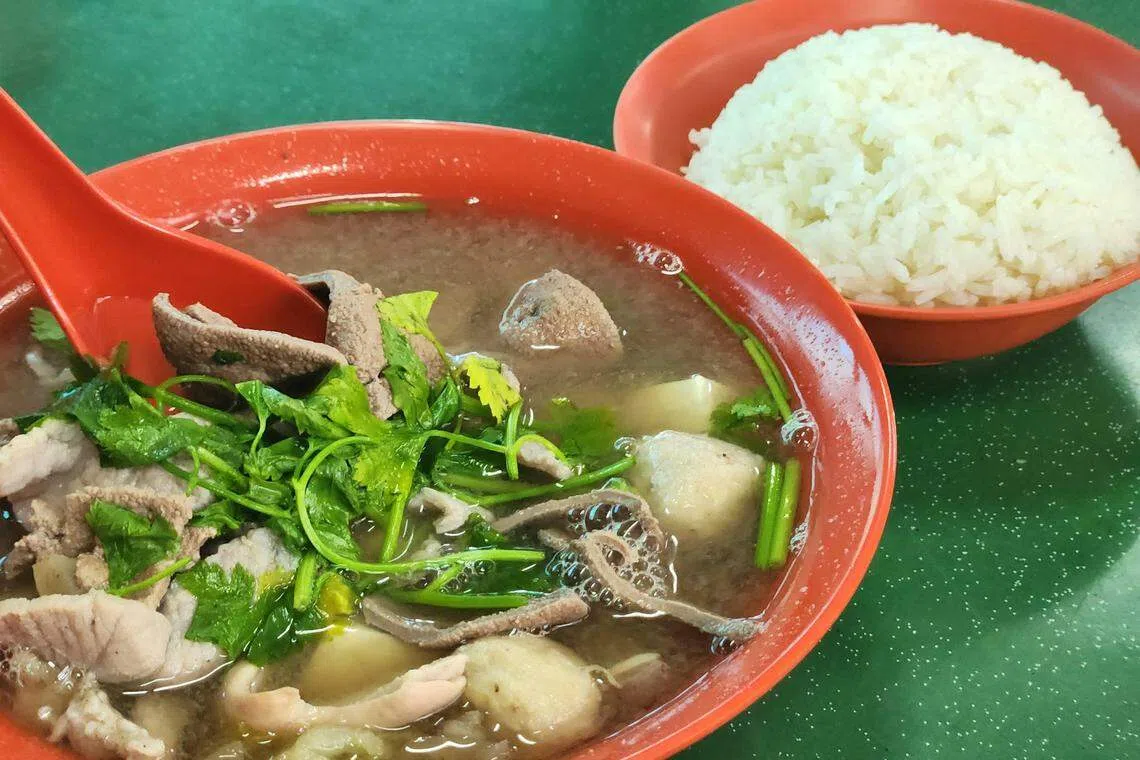 新祥记的猪杂汤食材丰富。（陈爱薇摄）