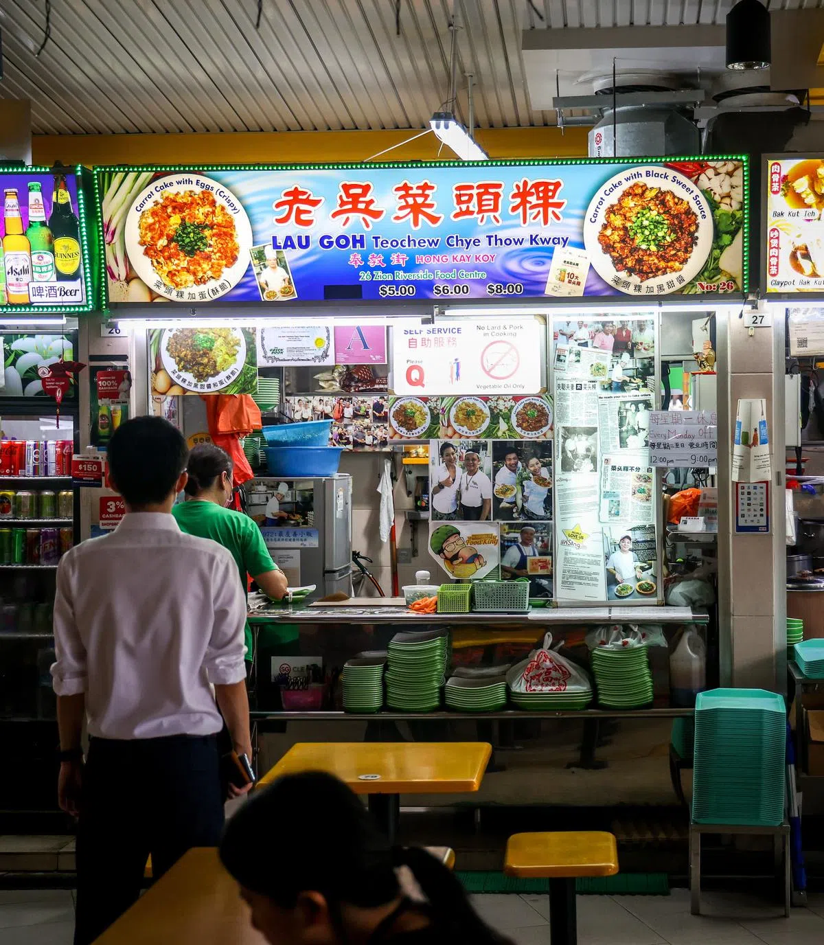 档主是失聪人士，疫情下大家戴口罩无法看到唇语，点菜时要在餐牌上指出所要的项目。（摄影 / 叶振忠）