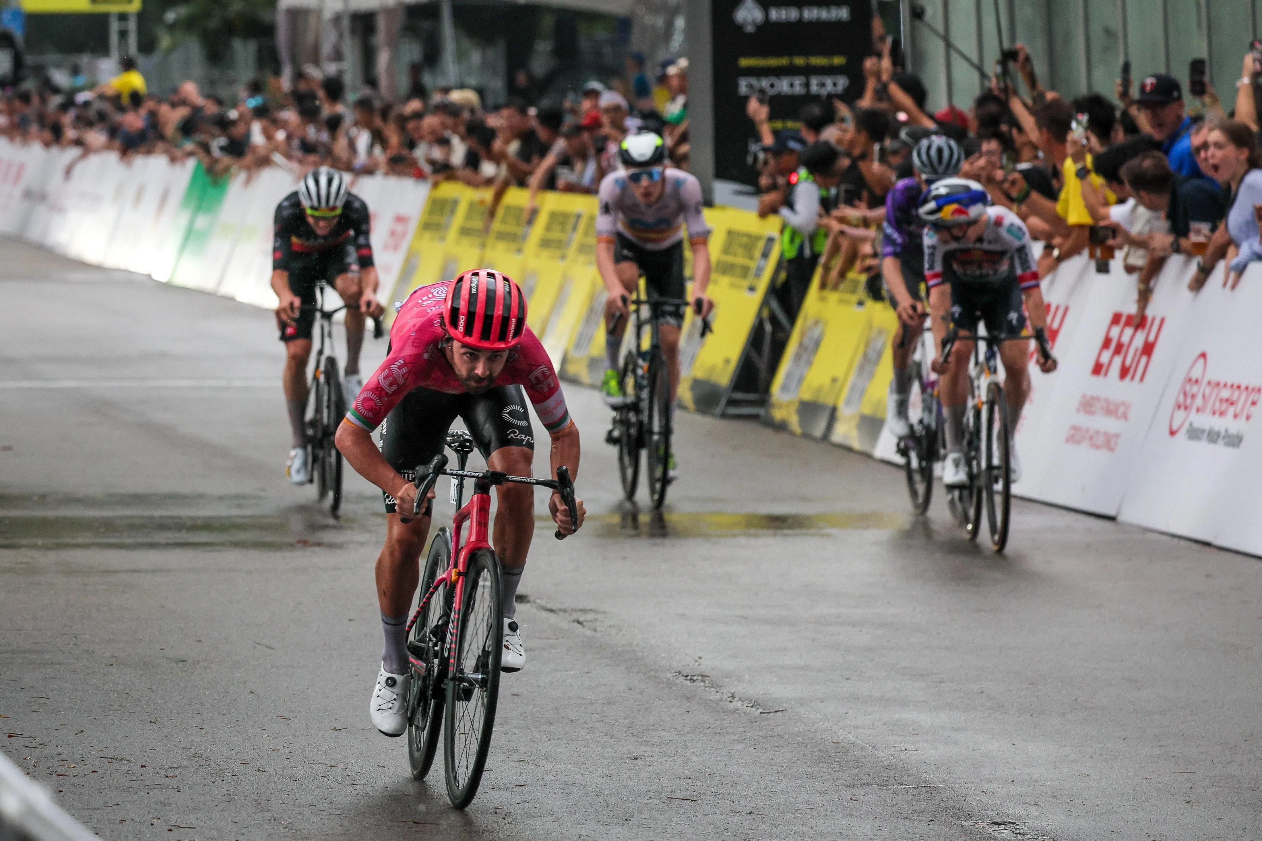 由爱尔兰车手希利（粉衣）等人组成的五人集团在比赛后半段领跑全场，希利更是在最后一圈展开猛冲，但还是功亏一篑。（张俊杰摄）