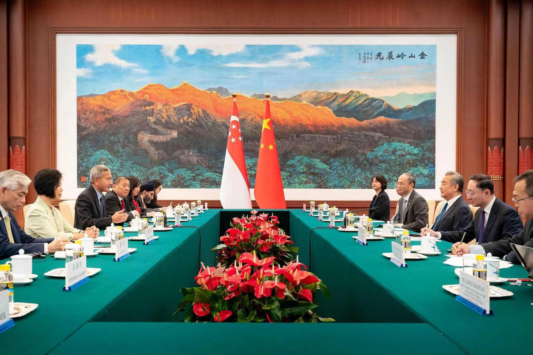 陪同黄循财总理访华的外长维文医生（左三），星期二（6月24日）与中国外长王毅（右三）举行会谈，出席者包括外交部兼内政部高级政务部长沈颖（左二）、新加坡驻中国大使陈海泉（左四），以及中国外交部副部长孙卫东（右二）、中国驻新加坡大使曹忠明（右四）等人。（数码发展及新闻部提供）