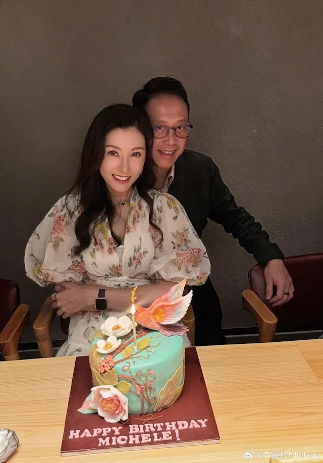 许晋亨（后）与李嘉欣婚后育有一子，一家三口幸福美满。（取自艺人Instagram）