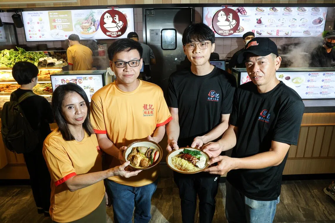 同样连获五年米其林认可的两家人气摊，今年首次在合伙经营模式下拓展，如今已在乌节路诗家董开了第二家分店。左起是龙记酿豆腐的母子档黄赐银和邱子龙，以及肥肥烧腊·云吞面摊主陈维杰和头手李荣方。（关俊威摄）