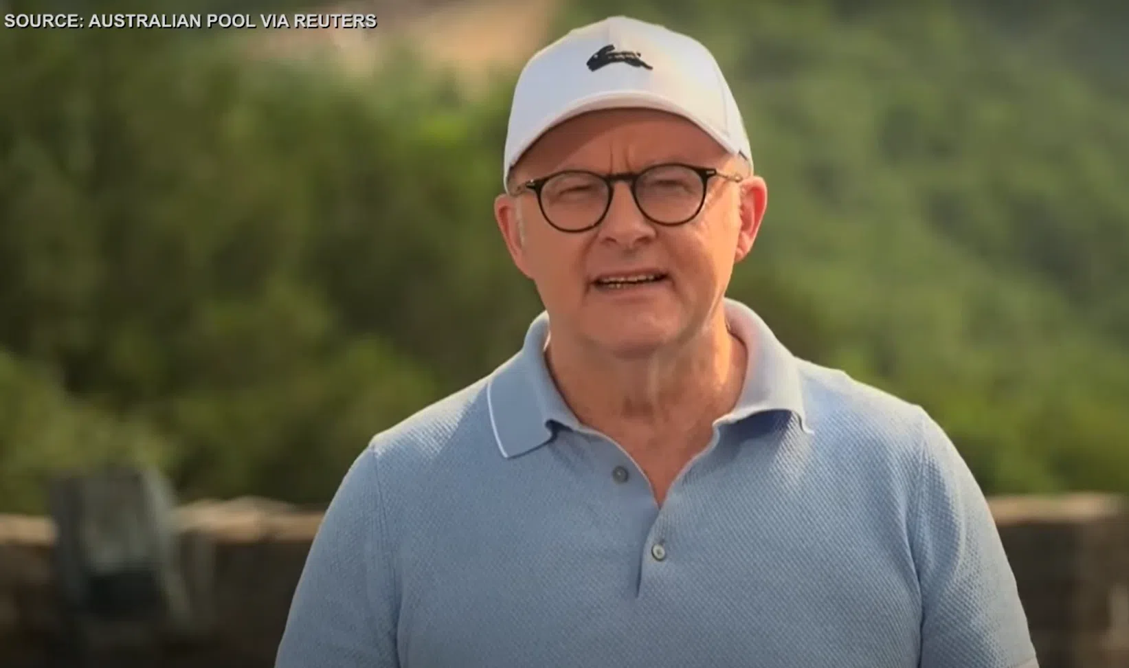 澳大利亚总理阿尔巴尼斯星期三（7月16日）一早登上长城，并接受媒体采访。（路透社视频截图）