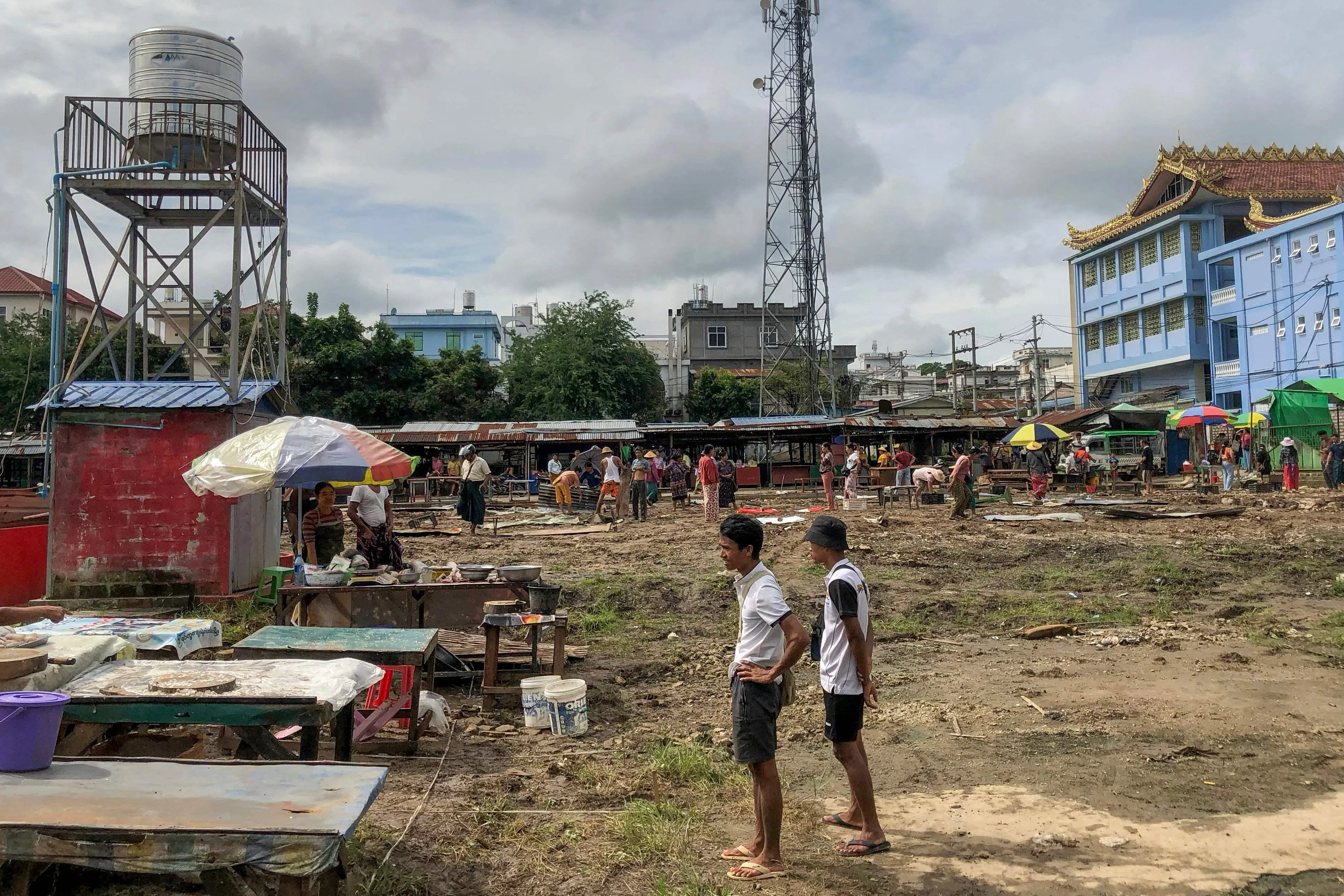 9月10日，果敢军从军政府手中夺取腊戍控制权后，当地商贩准备在一个市场重建摊位。有报道称，中国认为果敢军夺取腊戍是“非法占领”。（法新社）