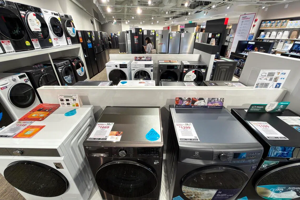 强制性能源标签计划和最基本耗能标准推出至今，家用冷气和冰箱的平均节能效率提升了59％和42％，已帮助家庭和企业节省超过5亿6000万元的电费。（林明顺摄）