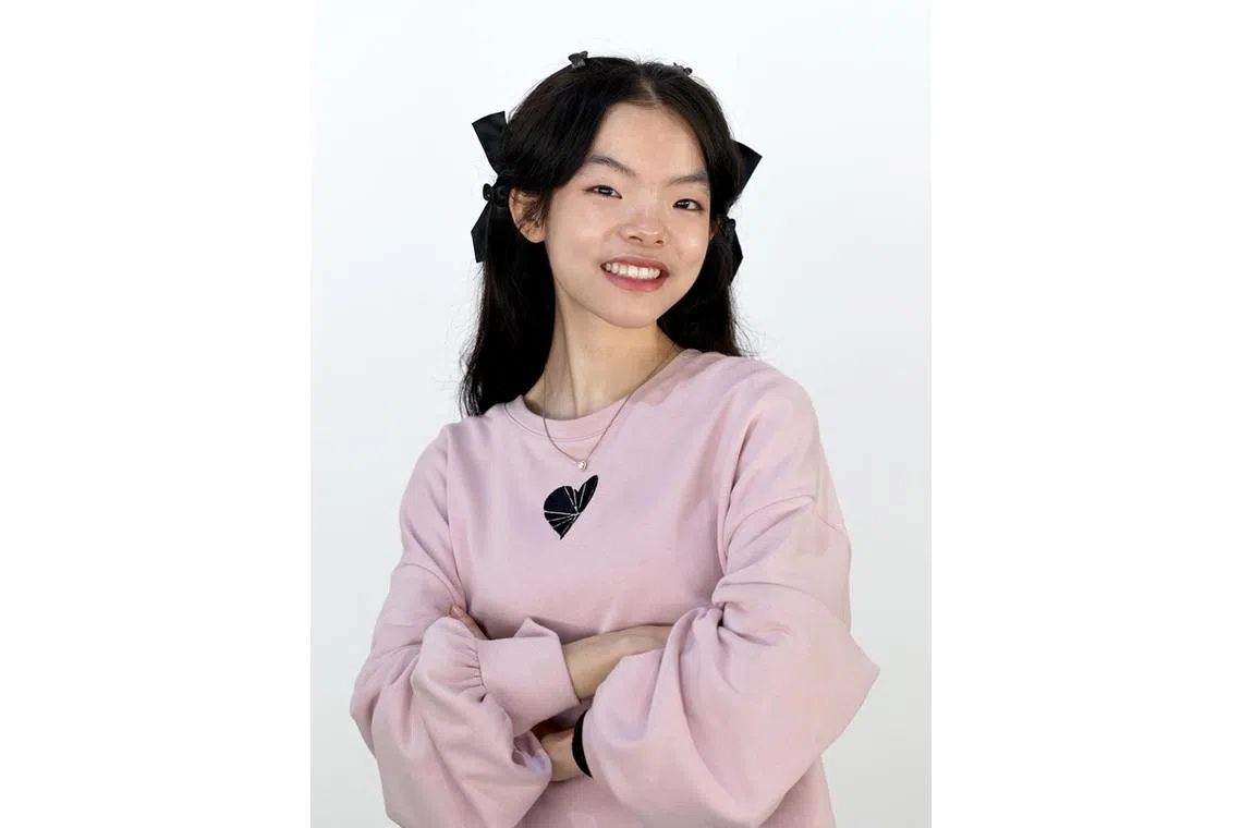 何陈沁蕊每周都会写一篇周记，以此自我监督。（龙国雄摄）