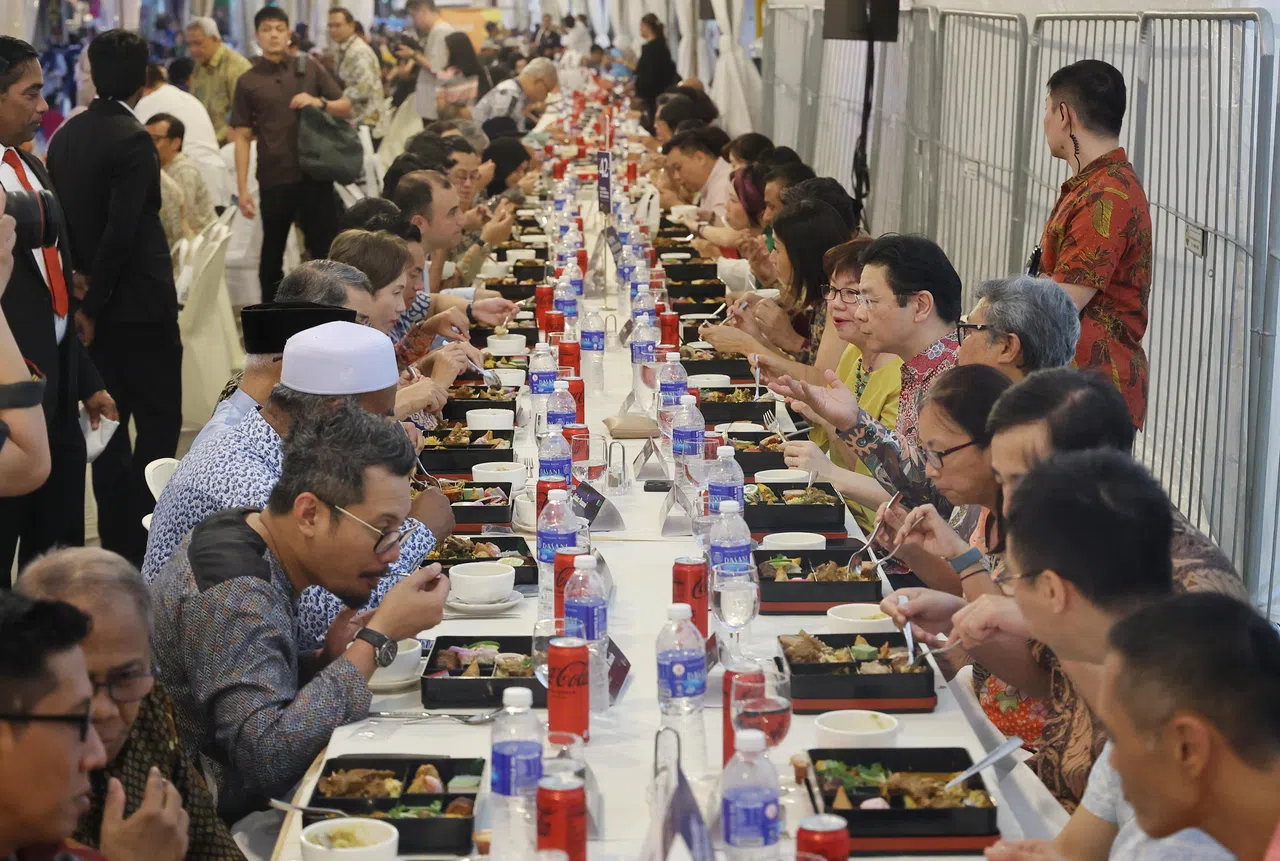 黄循财总理（右六）星期六出席亚拉街开斋餐会，与1000人一起享用开斋饭。惹兰勿刹集选区议员，包括数码发展及新闻部长兼内政部第二部长杨莉明（总理对面）和中区市长潘丽萍（总理右侧）等也出席了。（唐家鸿摄）