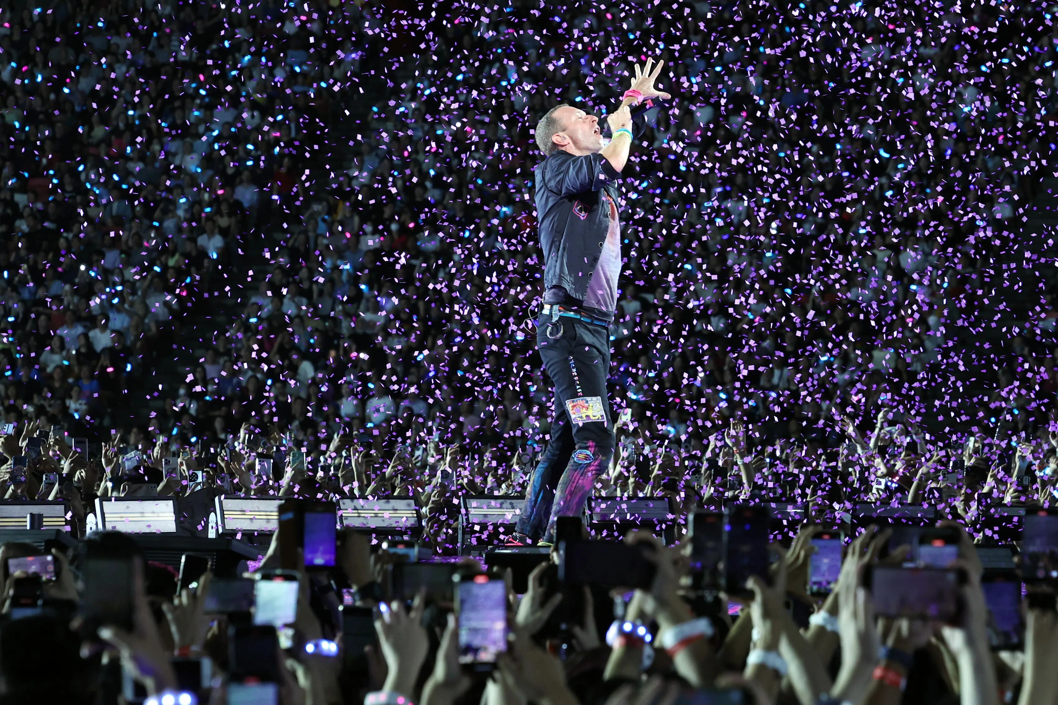 演唱会对我国的经济贡献不容小觑，英国酷玩乐队（图）和美国歌坛天后泰勒丝分别在去年1月和3月间在新加坡开唱，我国经济在去年第一季同比增长2.7%。	（邝启聪摄）