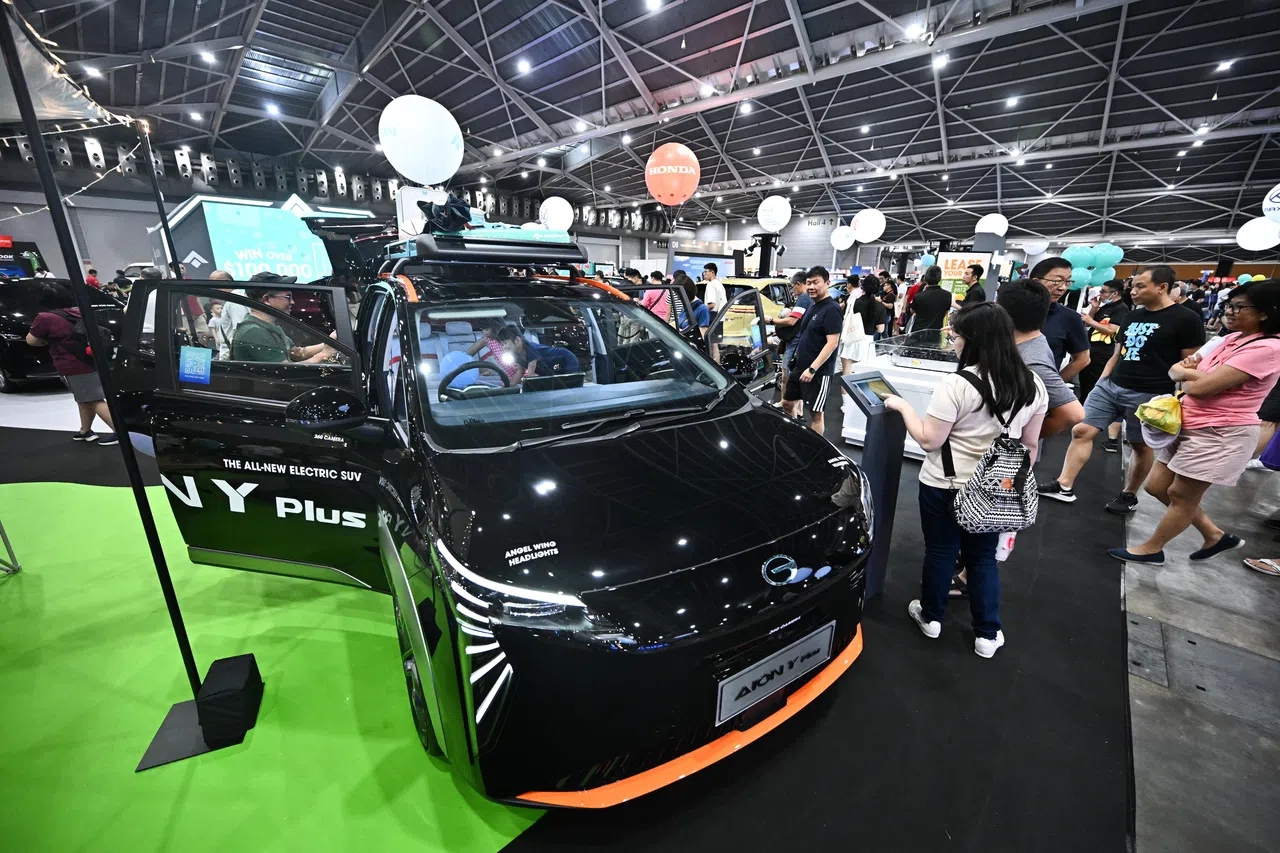 
中国电动车在东南亚日益受到欢迎。图为4月13日在新加坡汽车展销会上，消费者在了解广汽埃安（Aion）电动车。（档案照片）