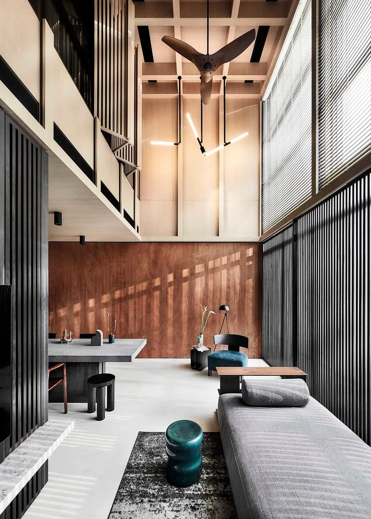 西照的光透过木条框屏，投影在墙上，充满戏剧效果。（Upstairs_提供照片）