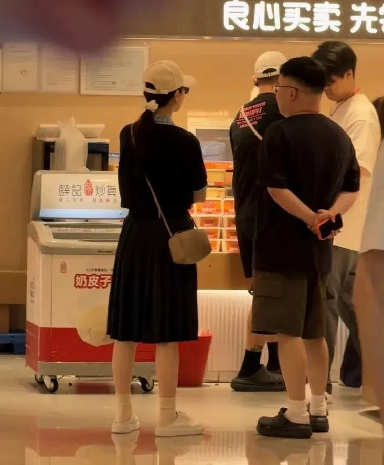 景甜（左）被网民形容“皮肤白到发光”。（互联网）