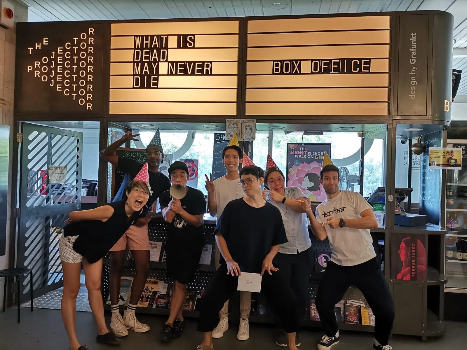 陈慧娴（左一）和当年The Projector的团队搞怪合照。（陈慧娴提供）