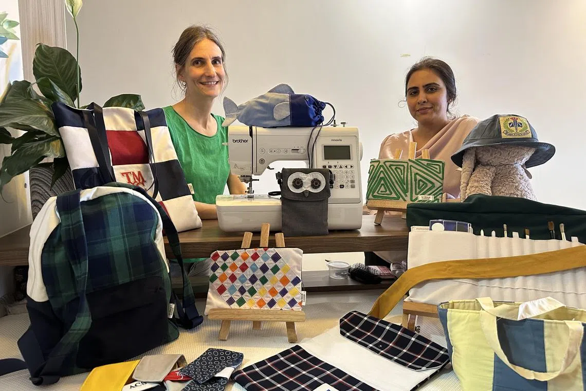 莉奥妮（左）和齐诺比亚创办社会企业The Circular Classroom，走入学校推广环保信息，并利用未能捐出的校服循环再造成其他实用品，希望推广亲环境的消费行为。（受访者提供）