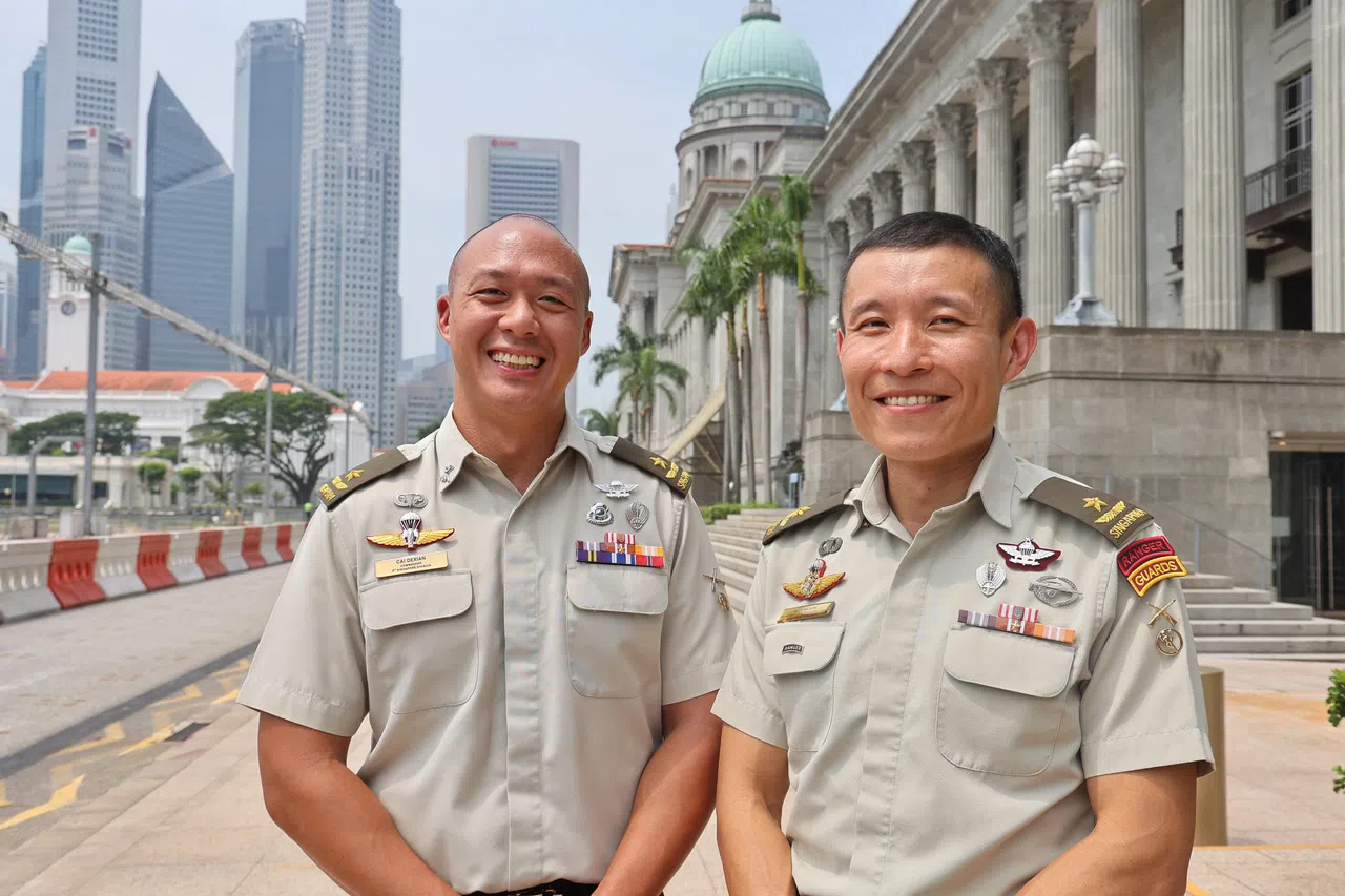 2024年庆典筹委会主席、精卫兵总长兼第二十一师师长刘伟胜准将（右）和2025年庆典筹委会主席、第三师师长蔡德贤准将（左）。（唐家鸿摄）