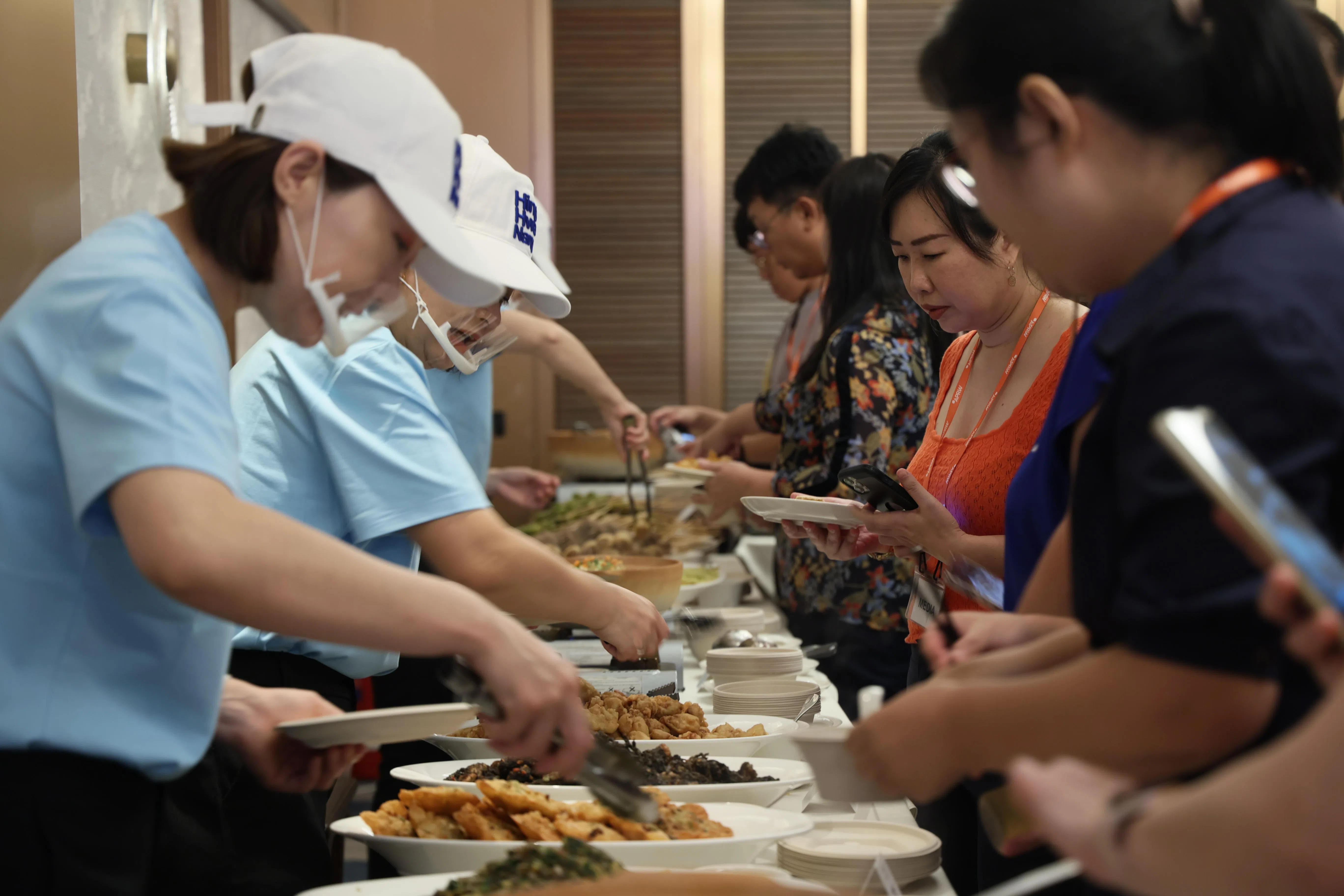 兴化美食文化节共准备了30多种特色美食。（龙国雄摄）