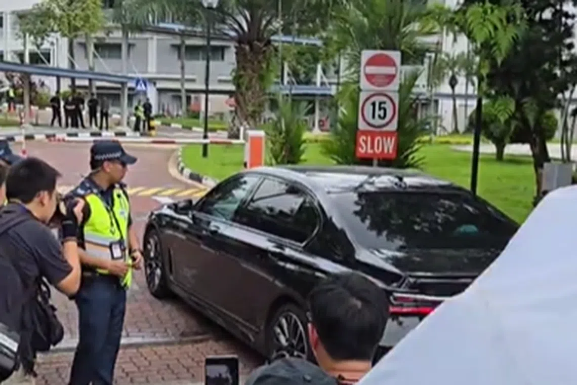 人力部长陈诗龙乘车进入提名站。