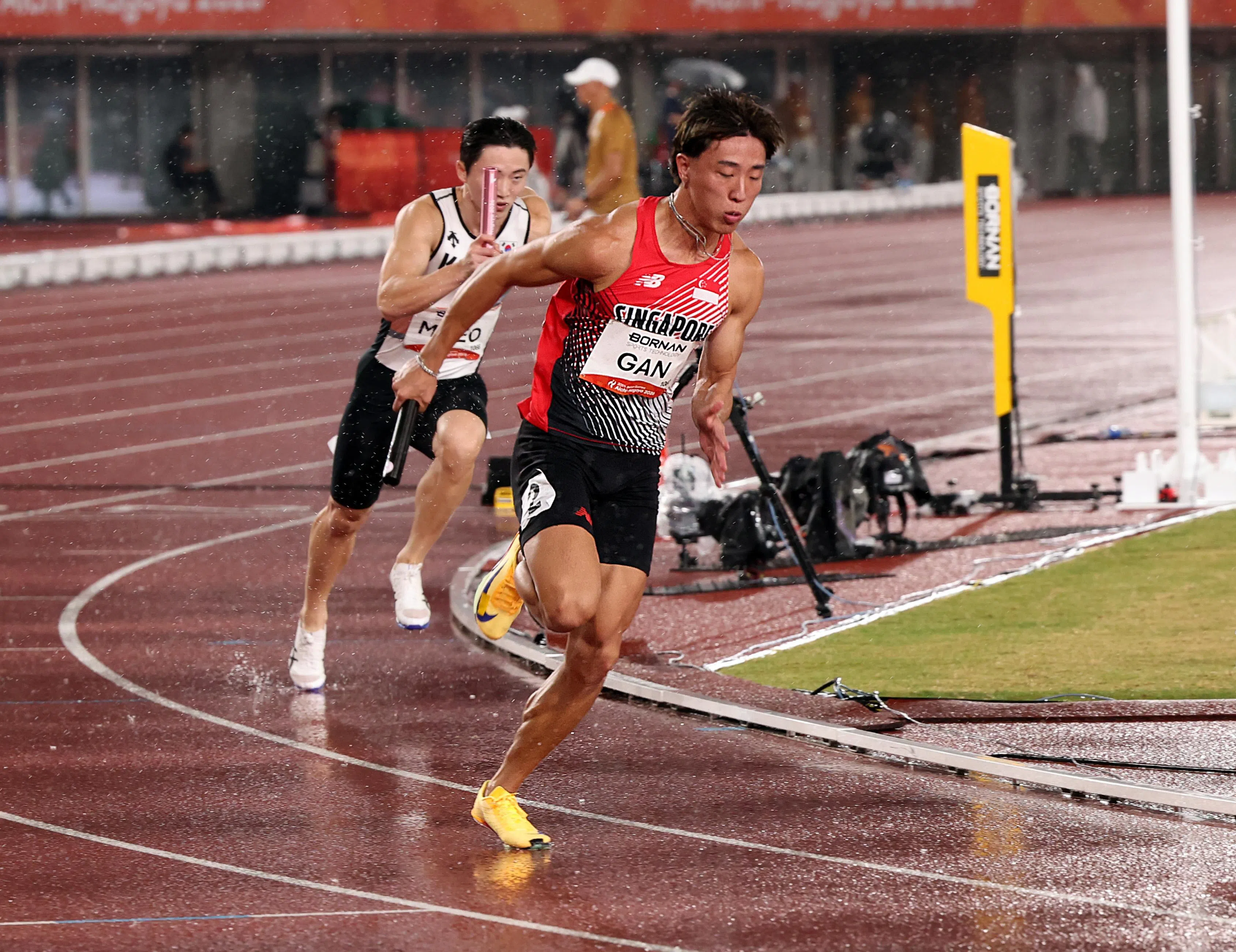 颜宇安（右）负责新加坡男子4X100米接力的第一棒。（邝启聪摄）