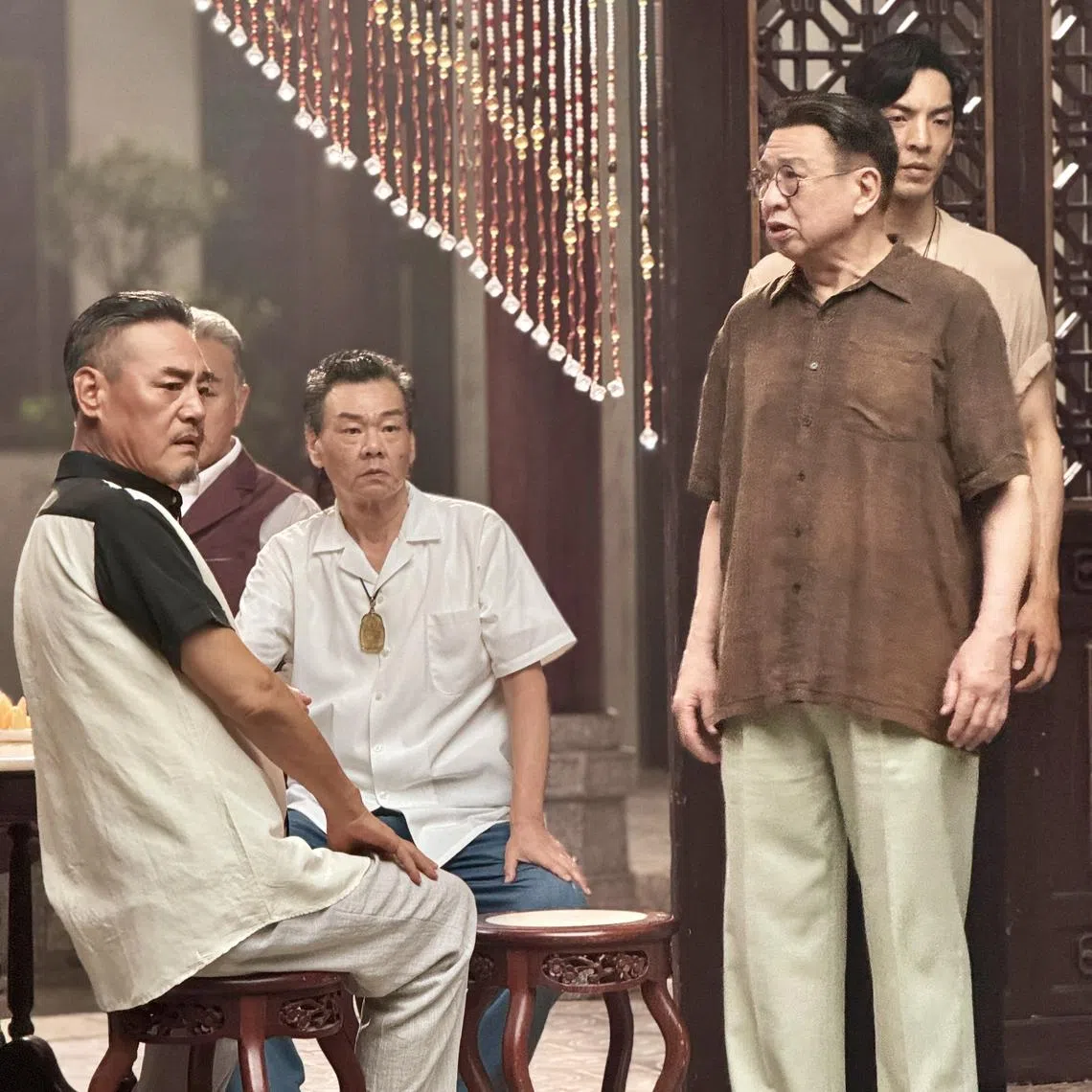 许绍雄（右前）在《狮城山海》与巍子（左一）的对手戏最多。（互联网）