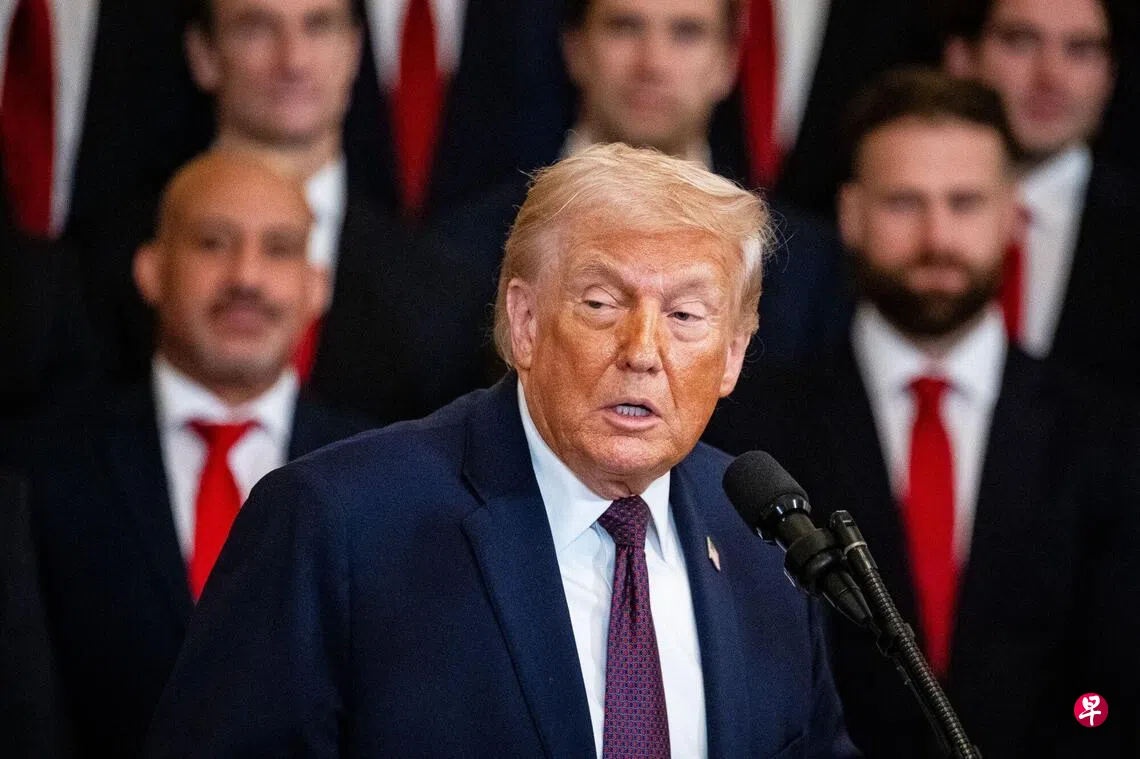 1月15日，美国总统特朗普在白宫东厅出席2025年斯坦利杯冠军庆祝活动时发表讲话。 （彭博社）