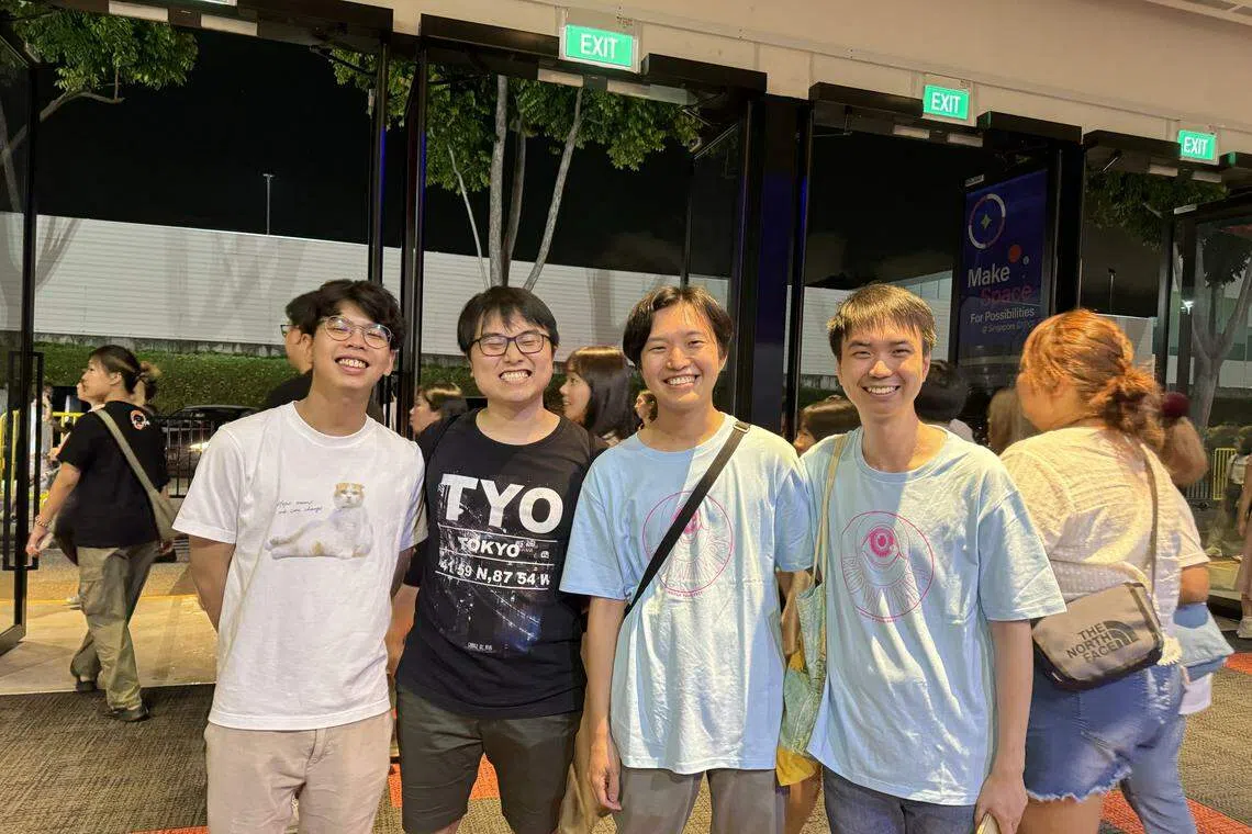 从事教师职业的Melvin（右一）因新海诚电影成为Radwimps的粉丝，和三位朋友首次观看Radwimps演唱会。（蓝靖仪摄）