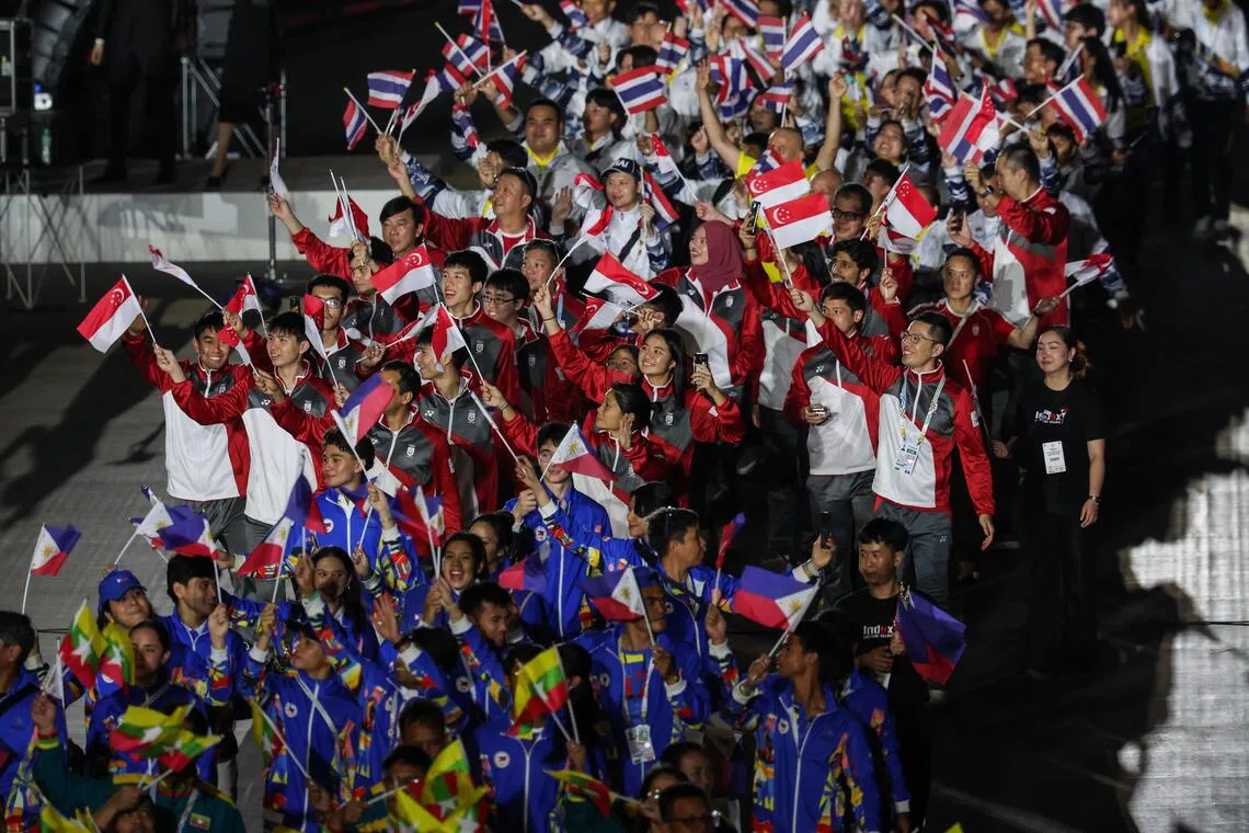 当晚有20多名我国代表亮相闭幕仪式，其中包括象棋与壁球项目的运动员。（白艳琳摄）