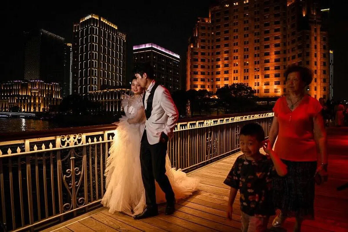 6月13日，一对异性恋情侣在上海拍婚纱照。（法新社）