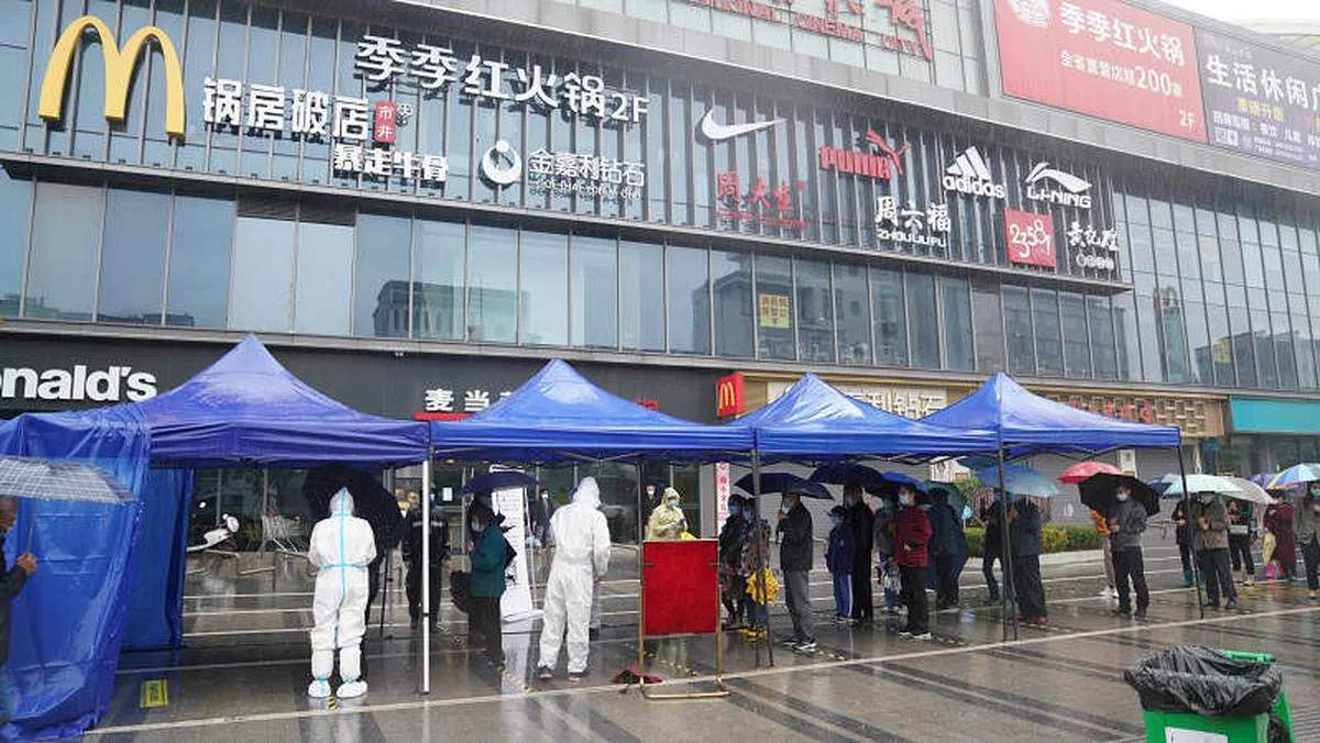 江西省铅山县加紧全民核酸检测，居民今天排队等候核酸检测。铅山县已启动全县第五轮核酸检测。（新华社）