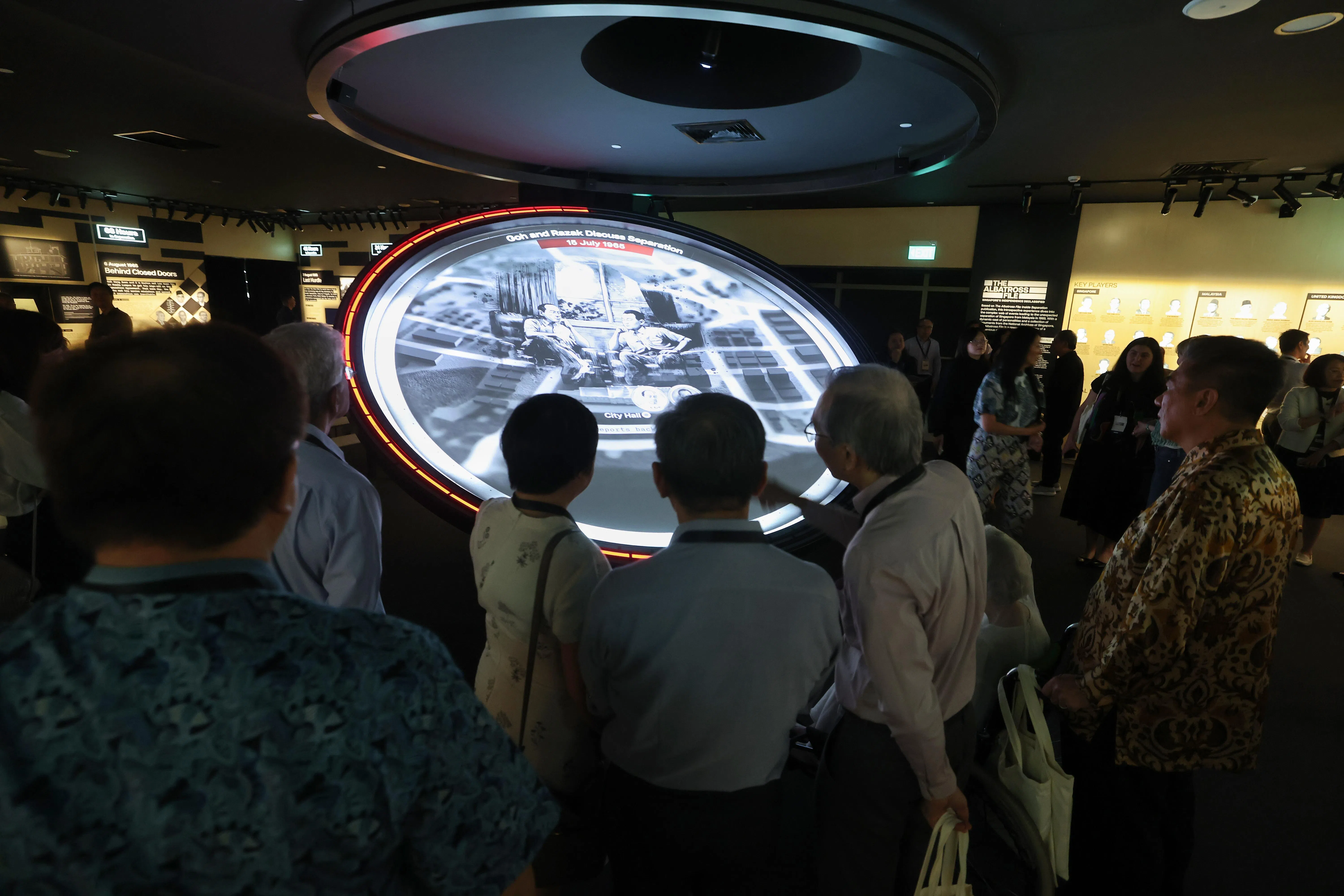 位于国家图书馆大厦10楼的常设展“《信天翁档案》：解密独立史”的一个亮点展区是 “历史脉络厅”，设置在展厅中央的“时空仪”能追踪当年关键人物的行动轨迹，以生动方式呈现新马分家的具体过程。（唐家鸿摄）