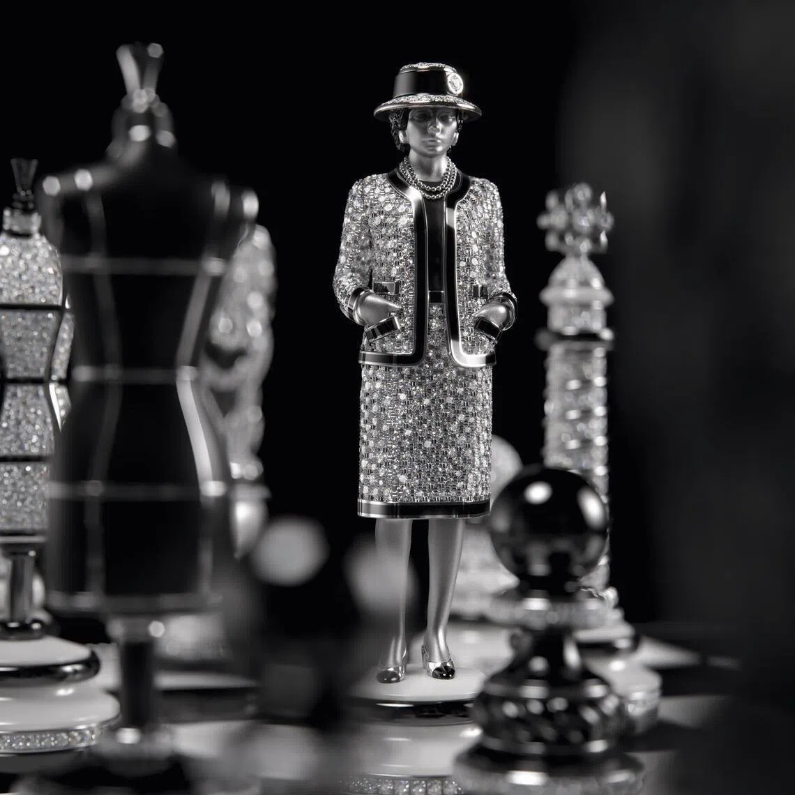 棋盘的白后身穿钻石镶嵌而成的斜纹软呢外套，边缘配以黑化金属细节。（香奈儿提供）