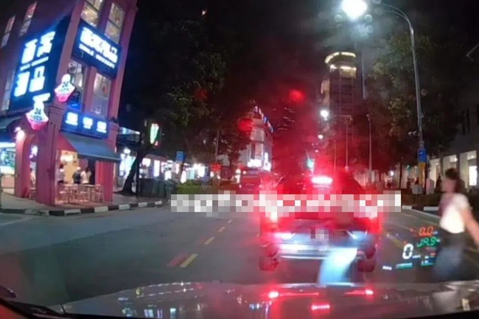 两名女子在南桥路违规过马路，险些被撞上。（视频截图）