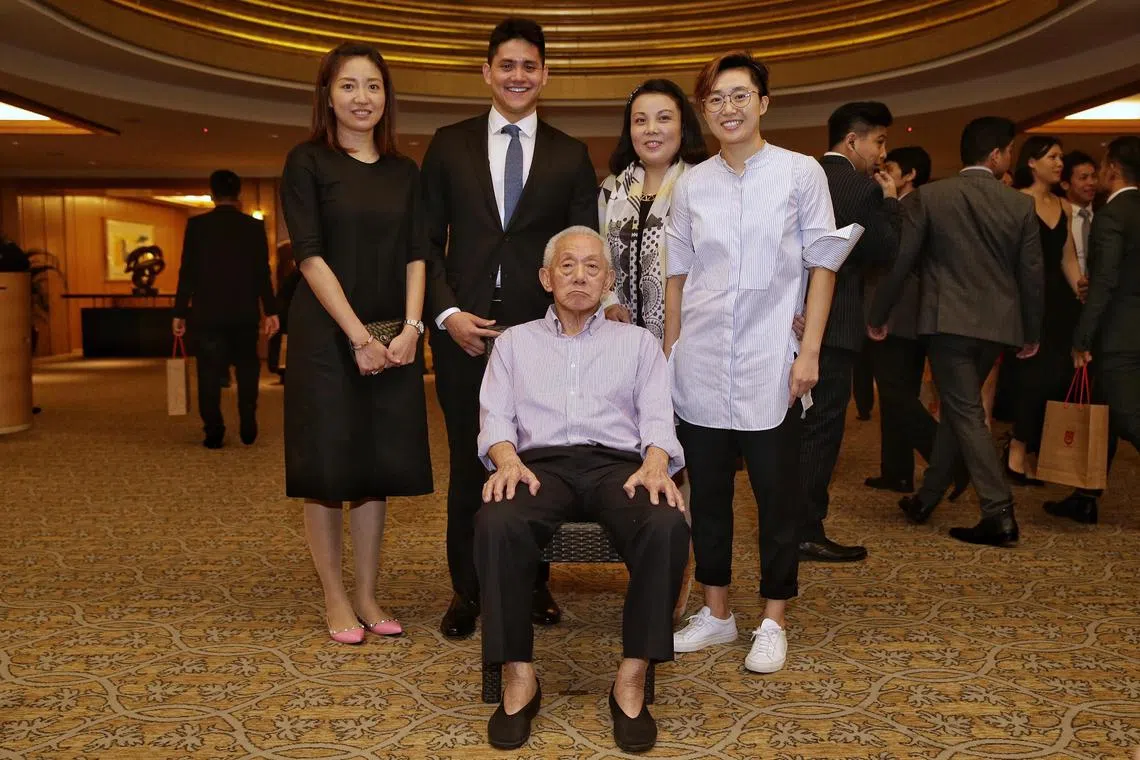 2017年，为新加坡在奥运会取得奖牌成就的运动员齐聚一堂，左至右为李佳薇、约瑟林、王越古、冯天薇，陈浩亮坐在中间。（档案照片）