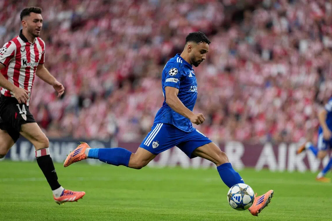 上轮欧冠比赛，来自佛得角的卡拉巴赫中场安德拉德（蓝衣）在开场50秒就抢断对方后卫破门，但球队还是以1比3不敌实力更强的毕尔巴鄂。（法新社）