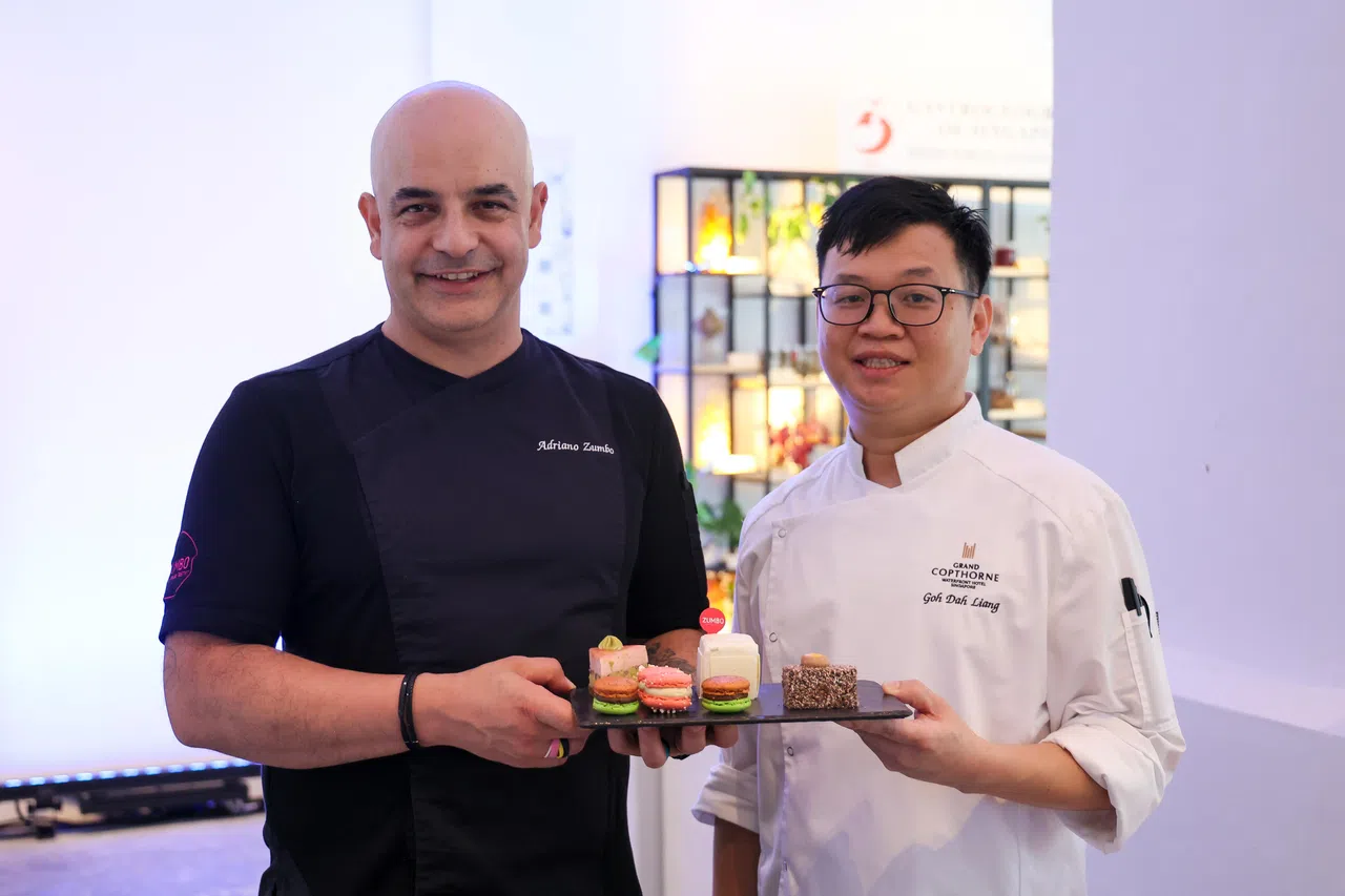 配合新加坡美食节，宗博（左）与新加坡国敦河畔大酒店行政糕点主厨吴达龙合作，推出限量甜点系列。（张俊杰摄）