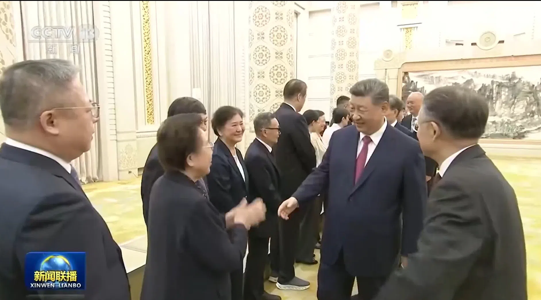 包括习近平在内的中共七常委，以及中国国家副主席韩正，与近20名江泽民亲属握手寒暄。（央视视频截图）