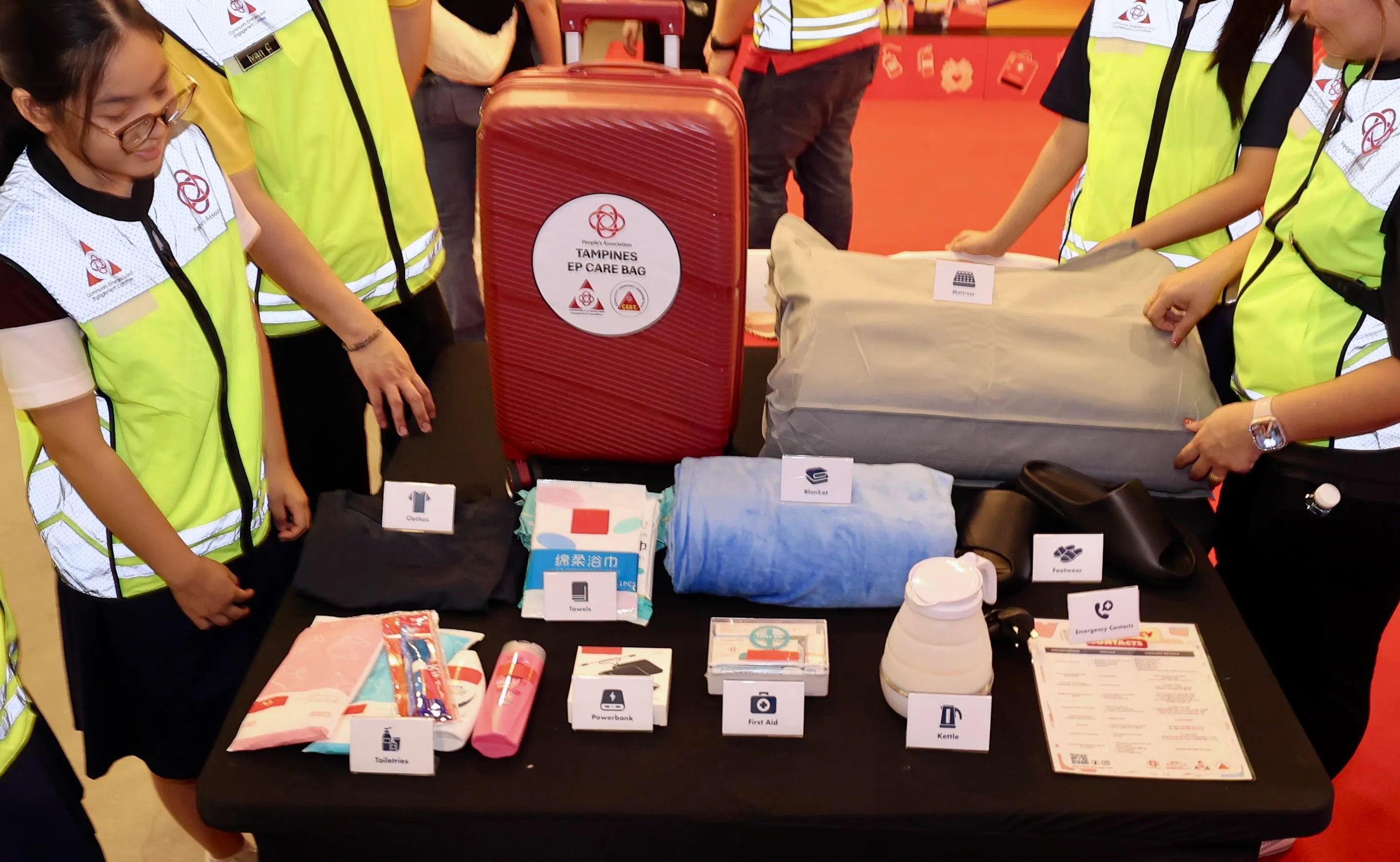 这个关怀包大小如行李箱，设想发生组屋火患时居民最需要些什么而设计，内含急救箱、床垫、移动电源、鞋类、毛巾、毯子、衣物、洗漱用品、水壶以及紧急联系人名单等必需物件。（邬福梁摄）