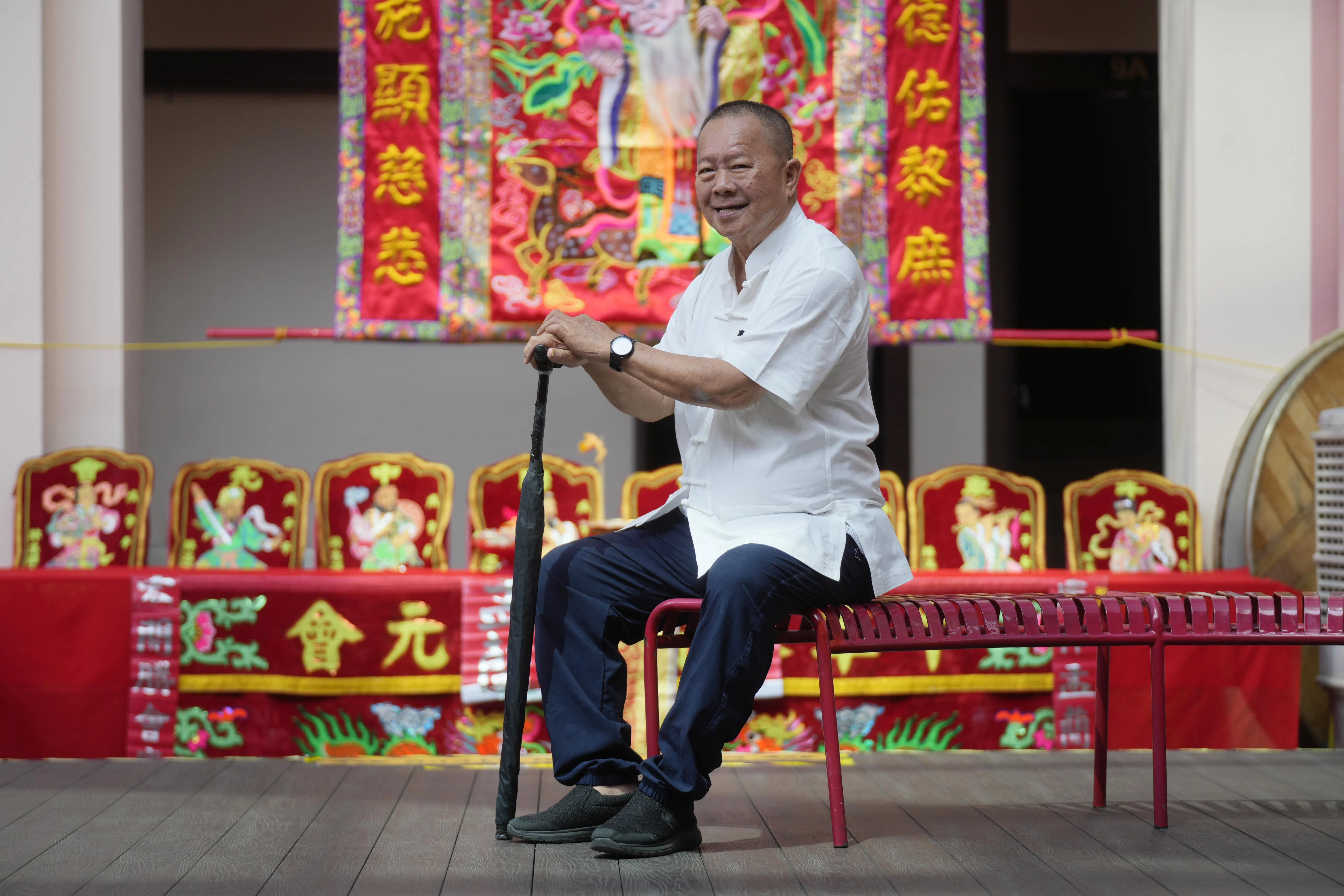 由于年事已高，陆荣新在布置祭坛时，累了就坐下来休息。（谢智扬摄）