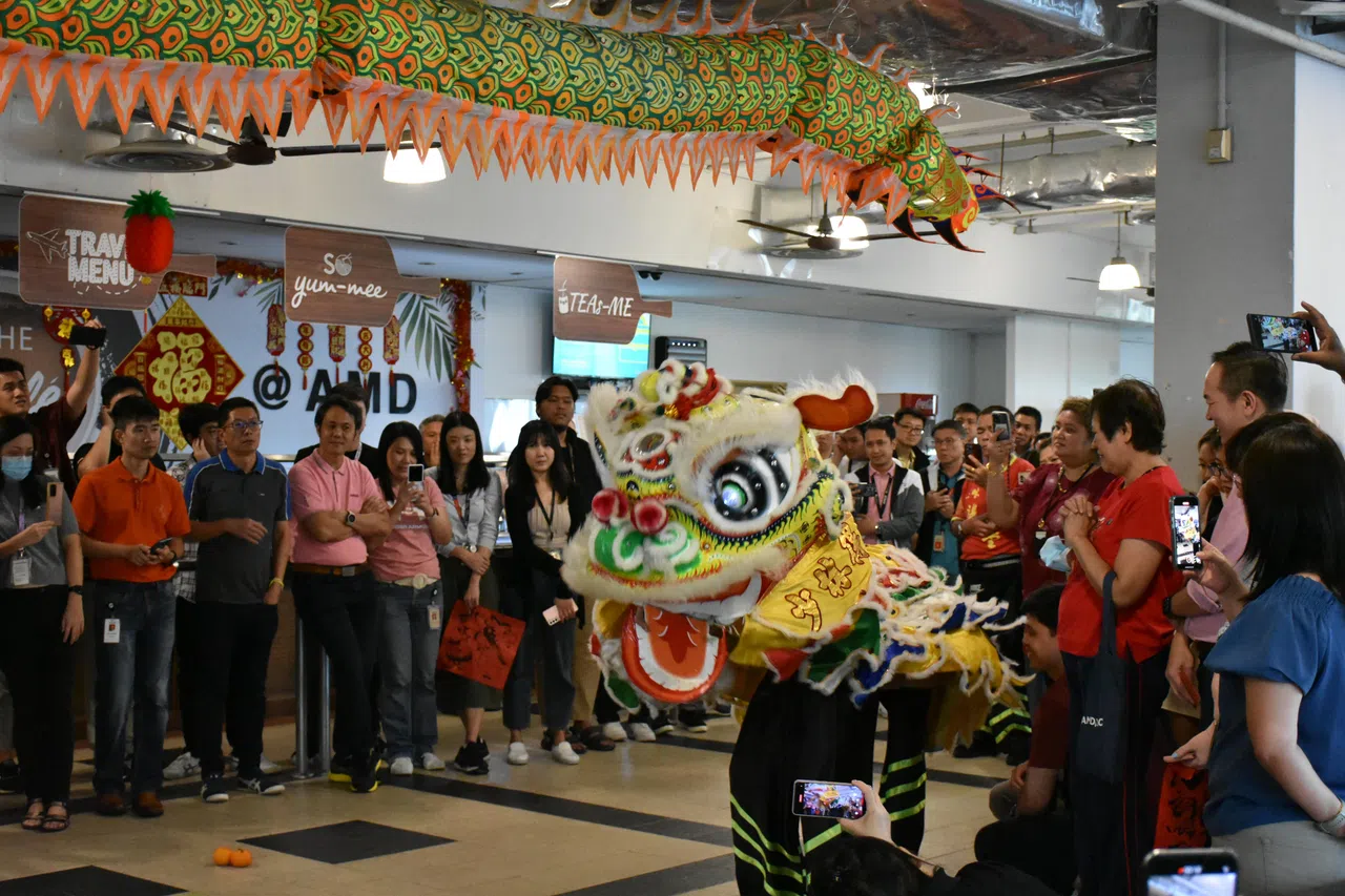 AMD在农历新年期间邀请舞狮团队为员工带来精彩表演。（受访者提供）
