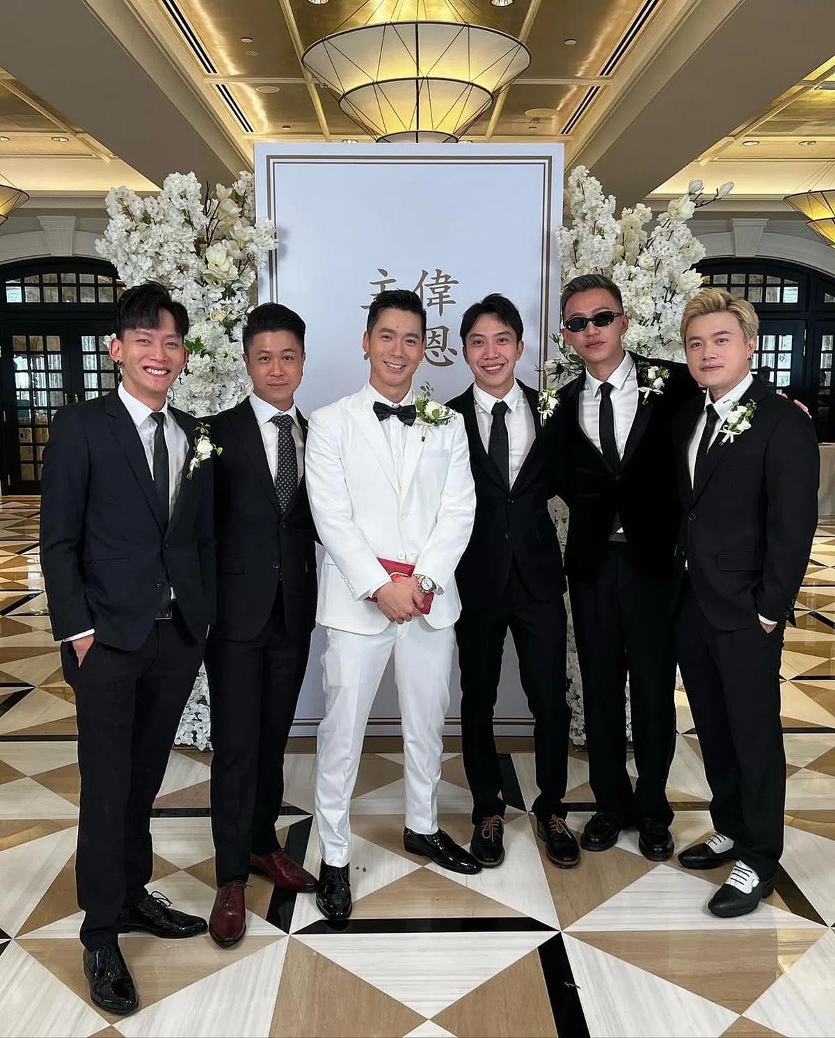 陈伟恩（左三）和兄弟团叶荣耀（左起）、林俊良、吴清樑、张智扬和包尚泽。（互联网）