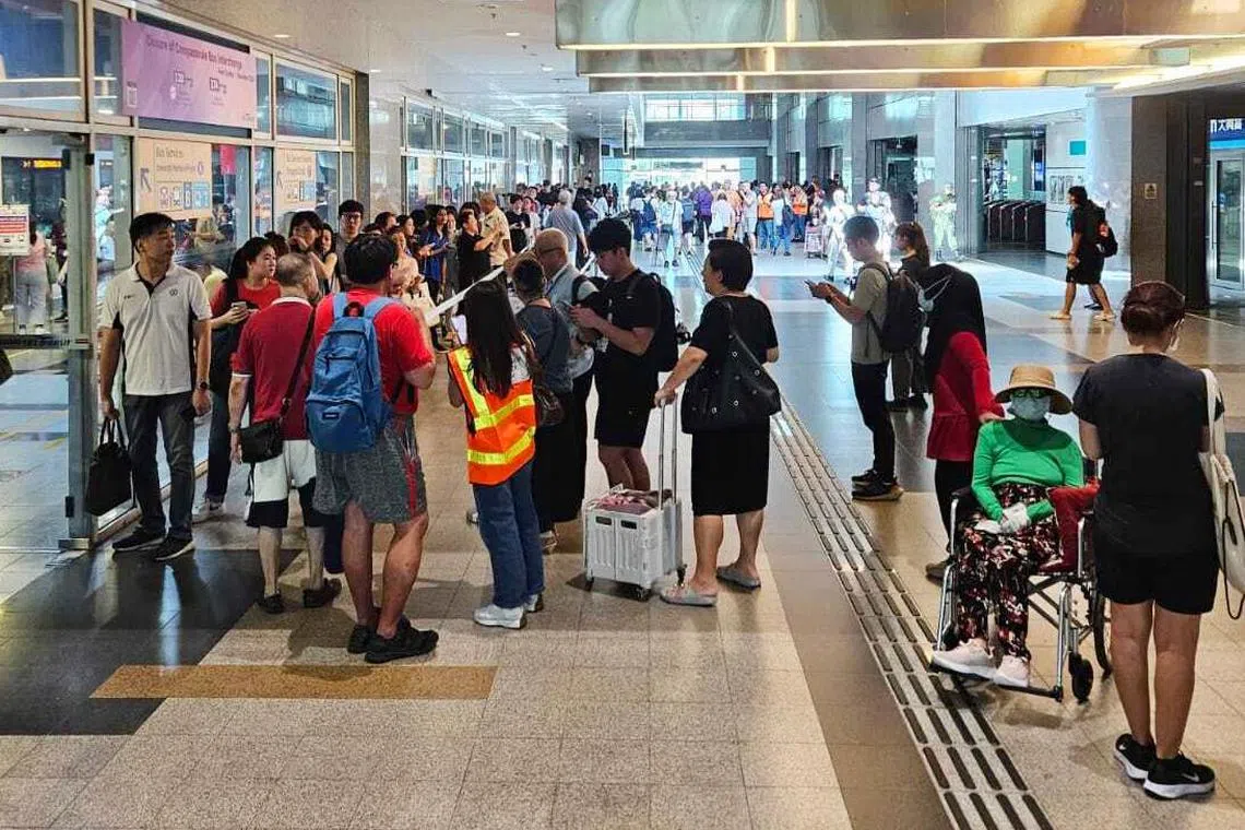 东北地铁线发生电力故障，许多乘客在盛港地铁站外等候。（读者提供）