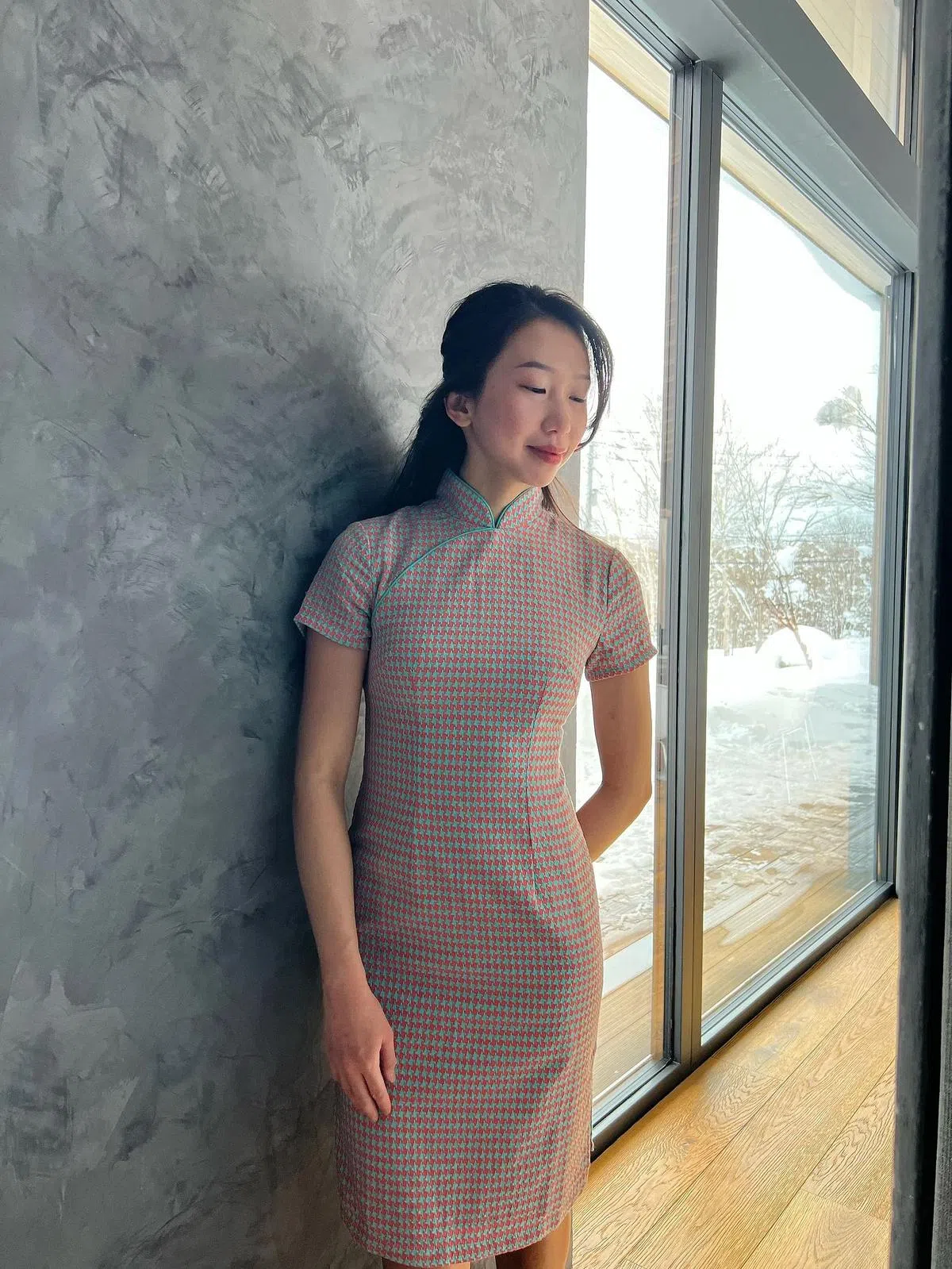 传统旗袍强调舒适感，注重功能性，稳重大方。