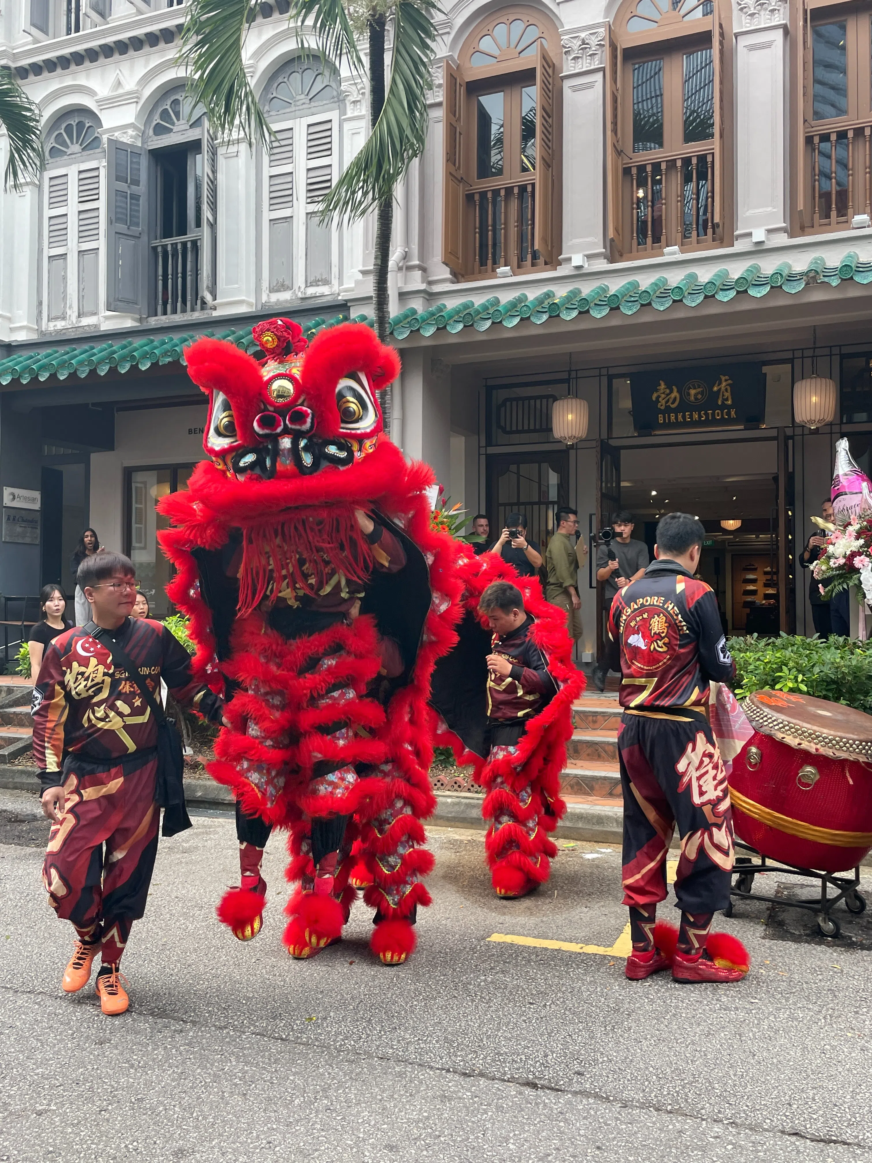 “勃肯之家”入乡随俗，请来舞狮团开幕，诚心十足。（林方伟摄）