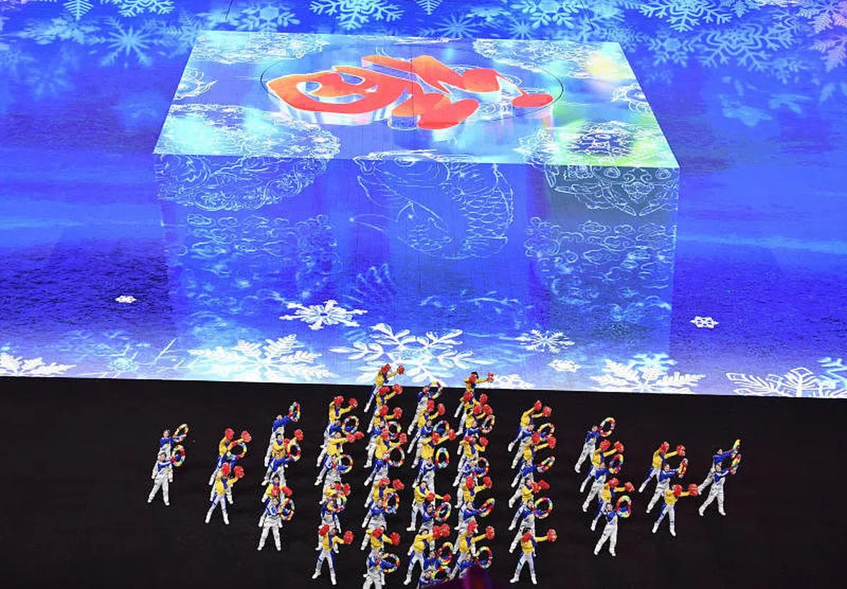 由普通民众组成的表演人员正在北京冬奥开幕式上表演节目。（路透社）